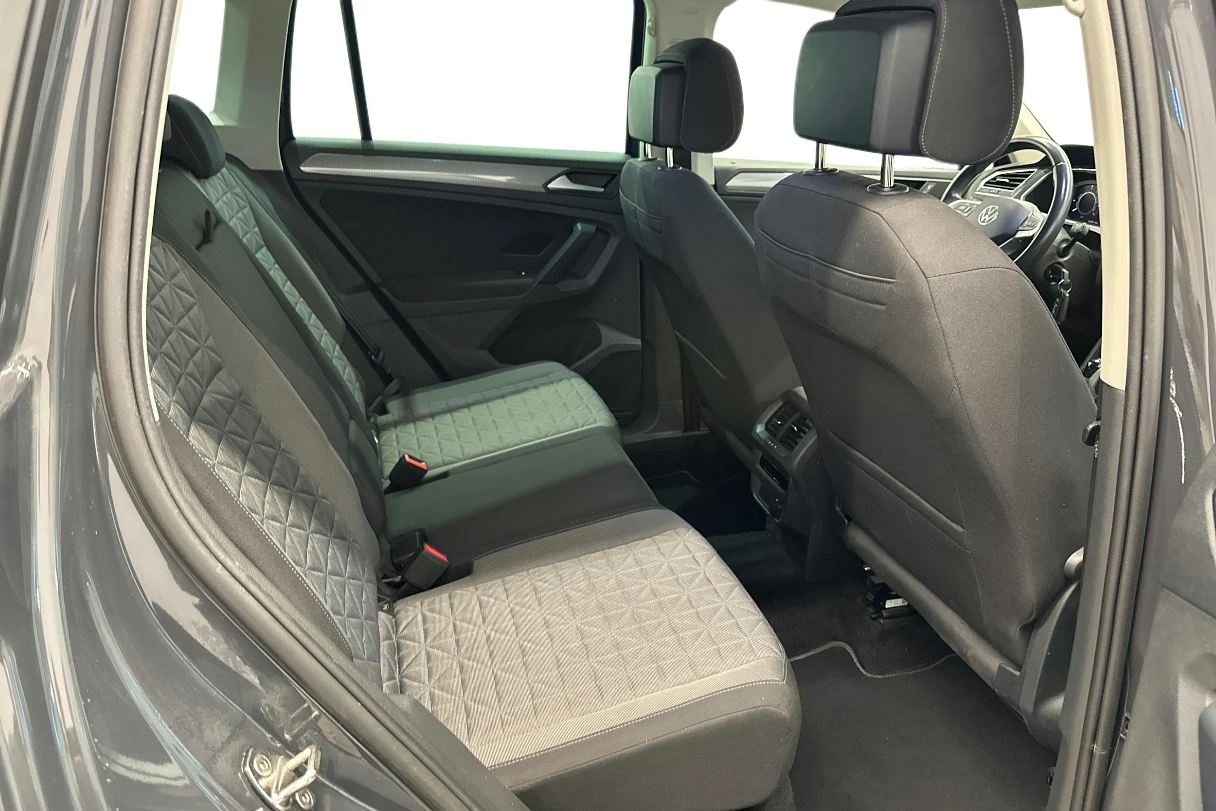 harmaa Volkswagen Tiguan 2022 kuva 11.
