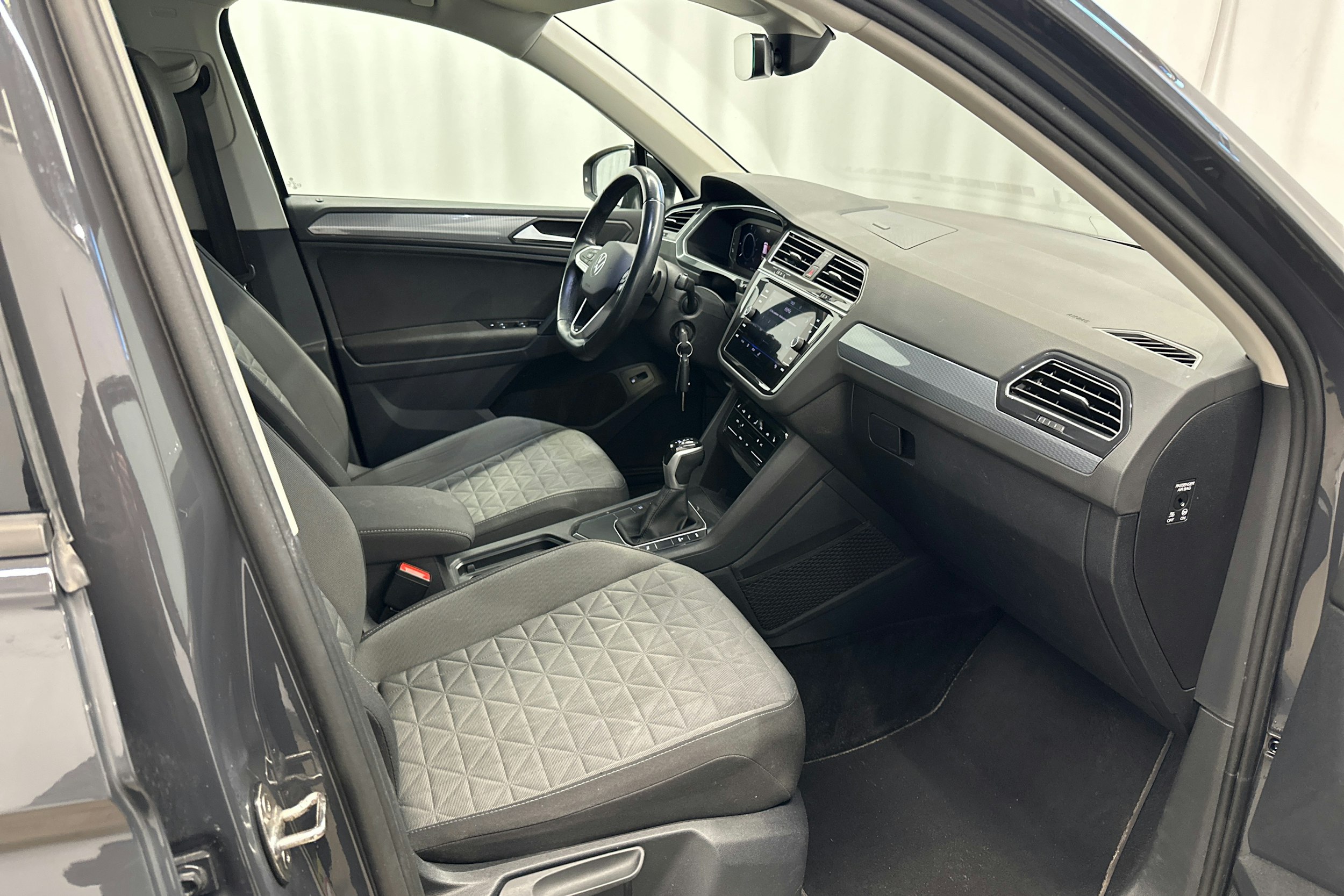 harmaa Volkswagen Tiguan 2022 kuva 13.