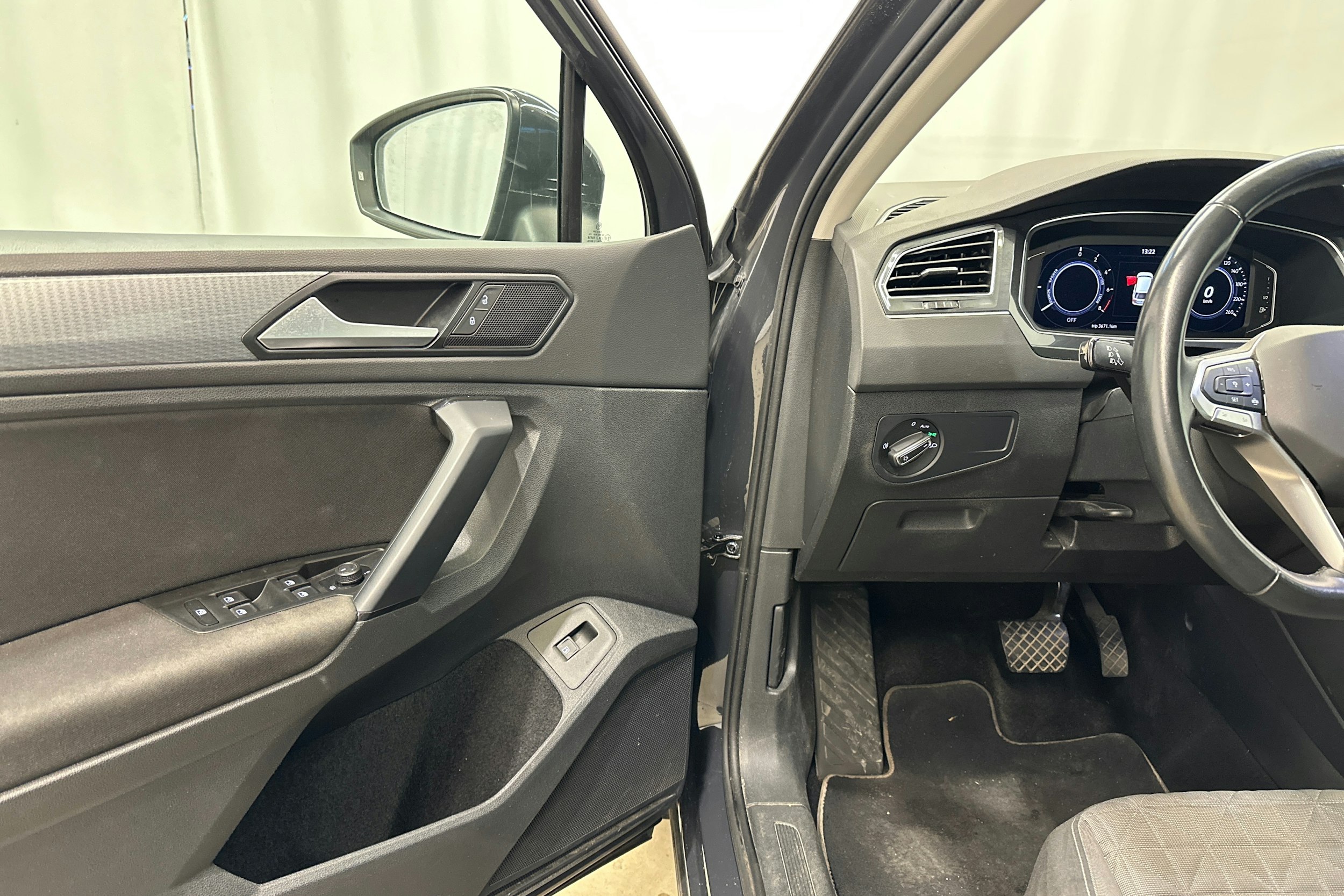 harmaa Volkswagen Tiguan 2022 kuva 14.