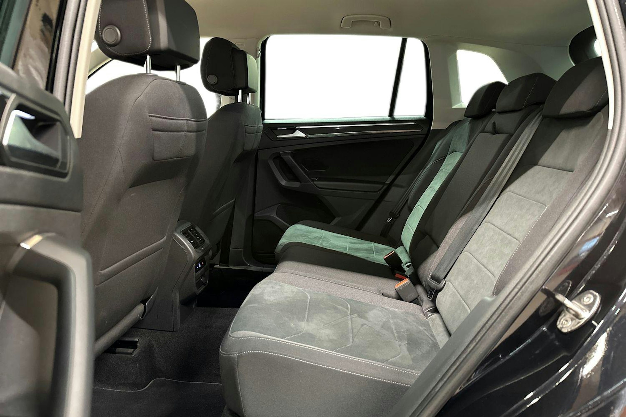 musta Volkswagen Tiguan 2022 kuva 10.
