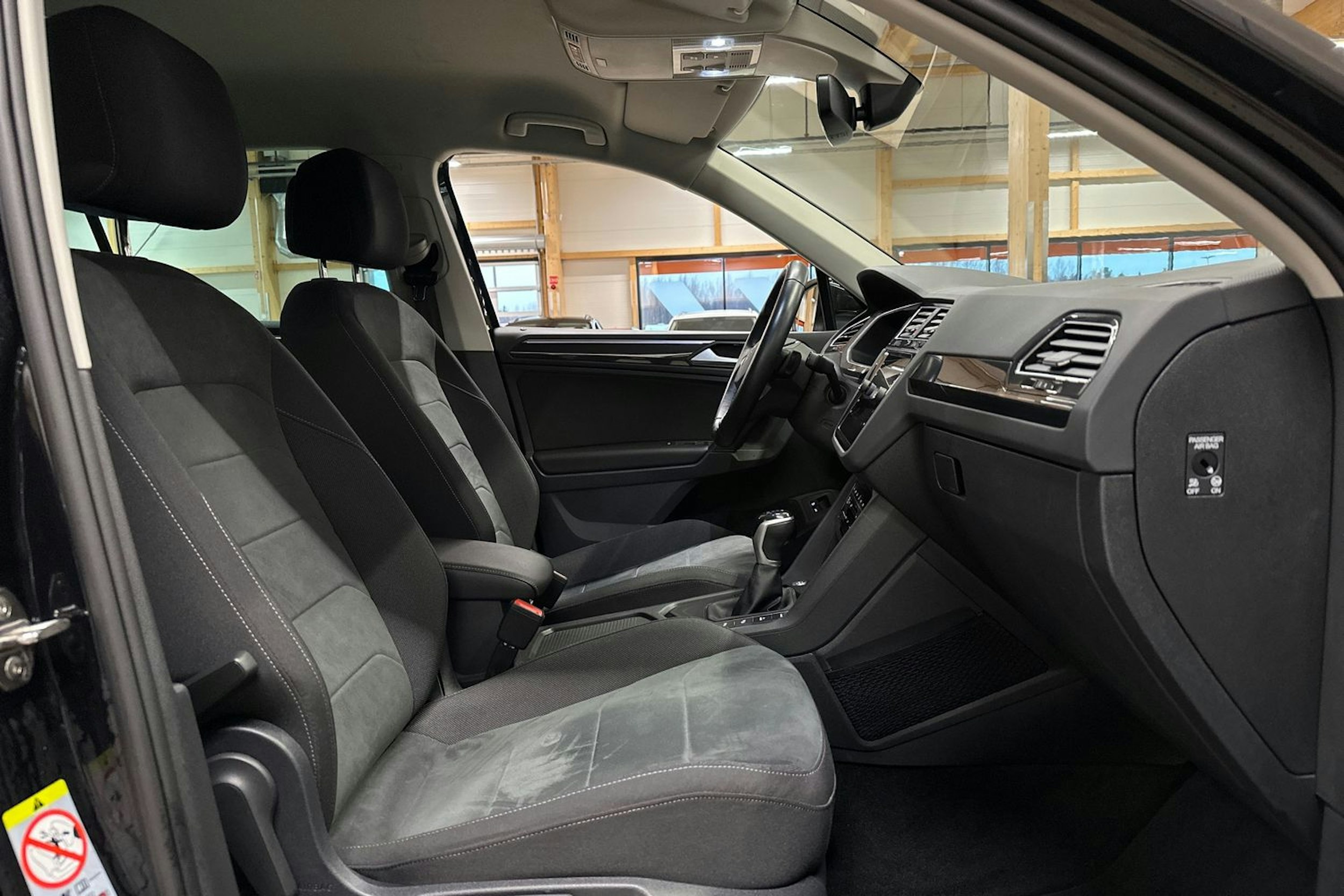 musta Volkswagen Tiguan 2022 kuva 14.