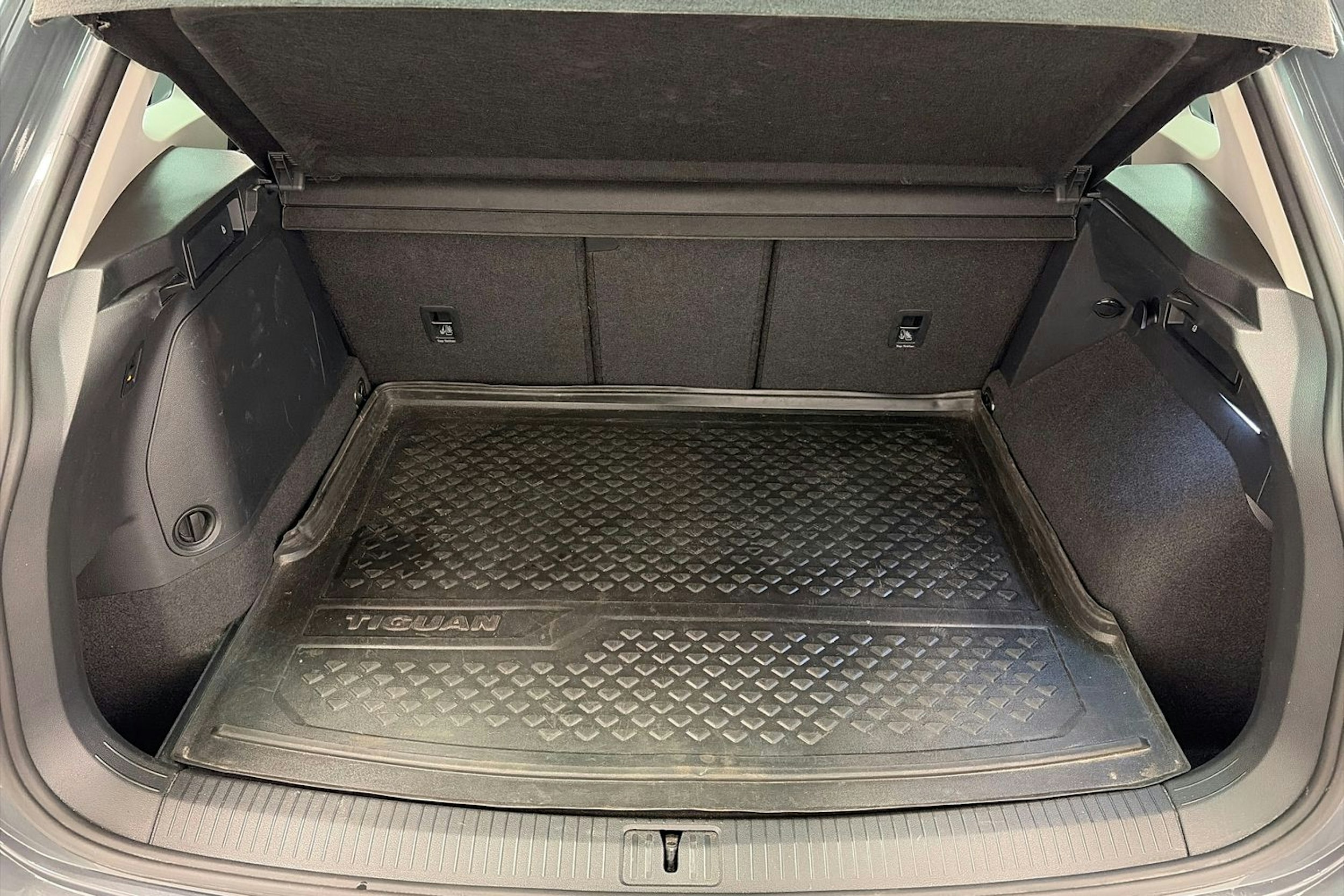 harmaa Volkswagen Tiguan 2022 kuva 14.