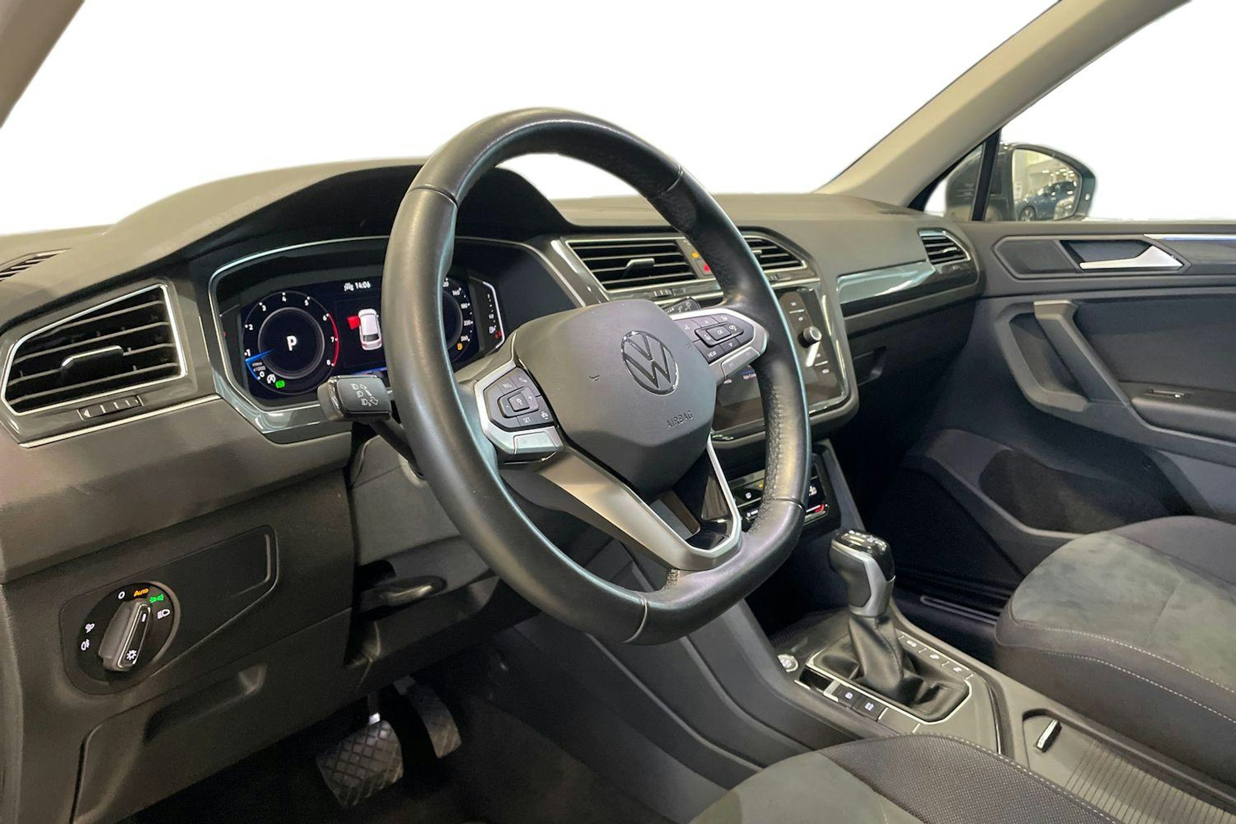 harmaa Volkswagen Tiguan 2022 kuva 7.
