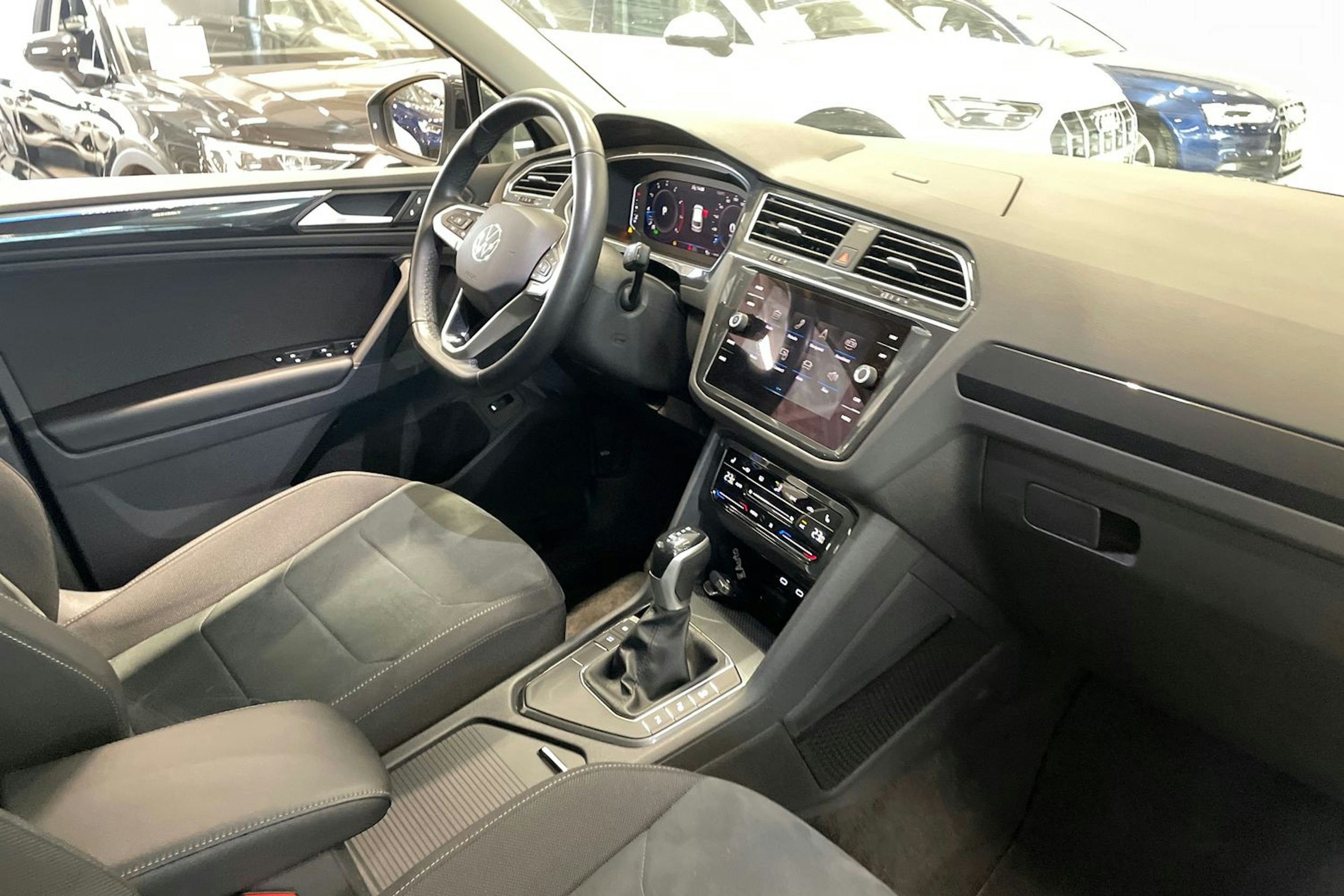 harmaa Volkswagen Tiguan 2022 kuva 15.
