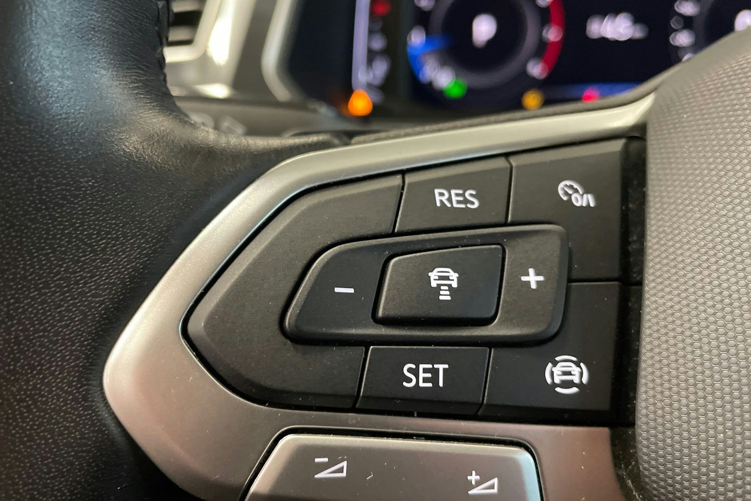 harmaa Volkswagen Tiguan 2022 kuva 18.