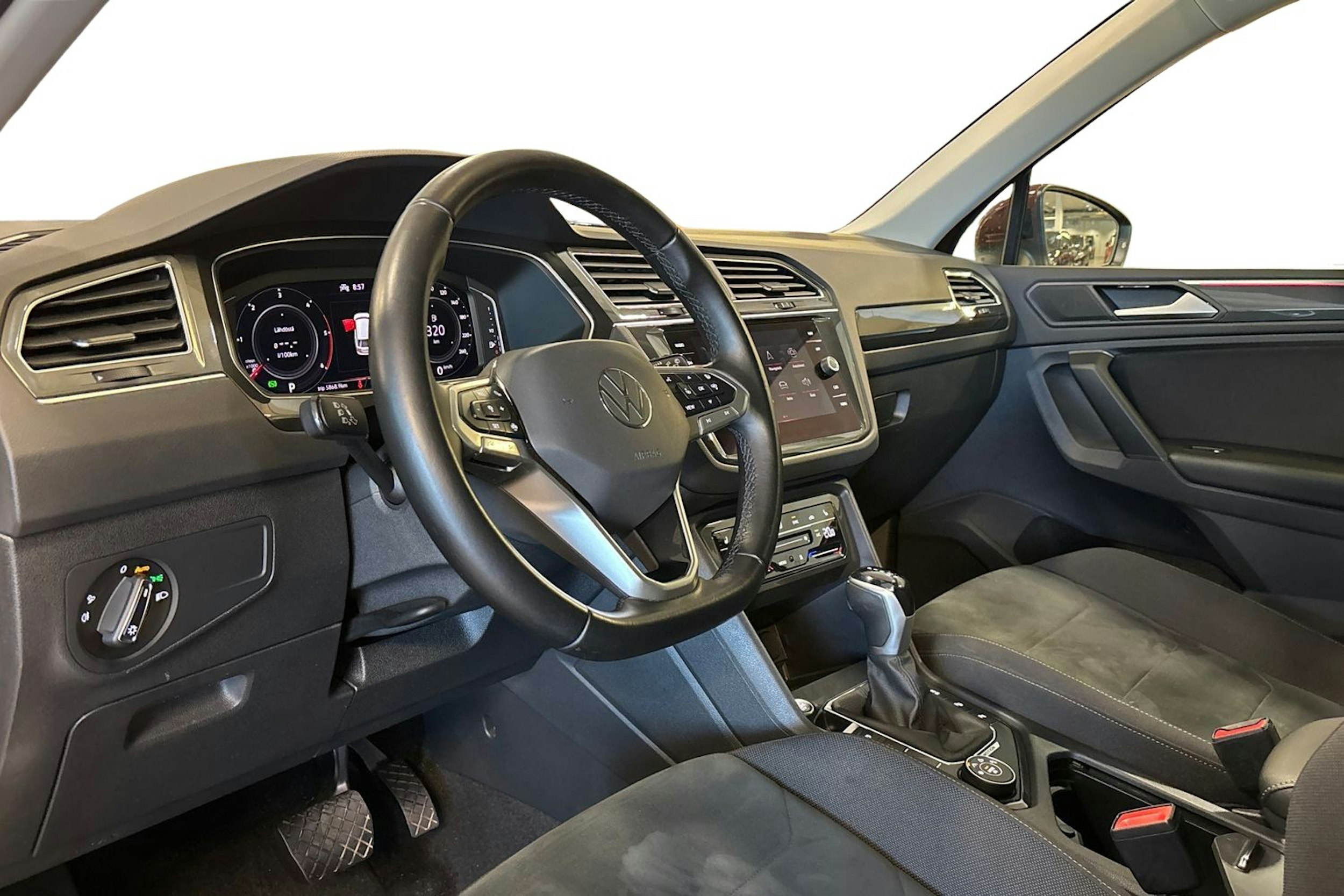 ruskea (beige) Volkswagen Tiguan 2022 kuva 7.