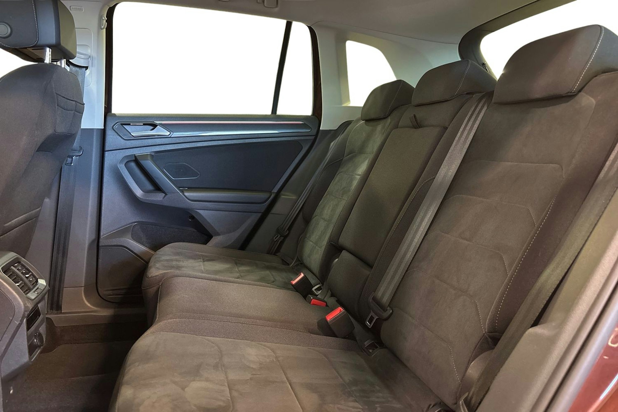 ruskea (beige) Volkswagen Tiguan 2022 kuva 10.