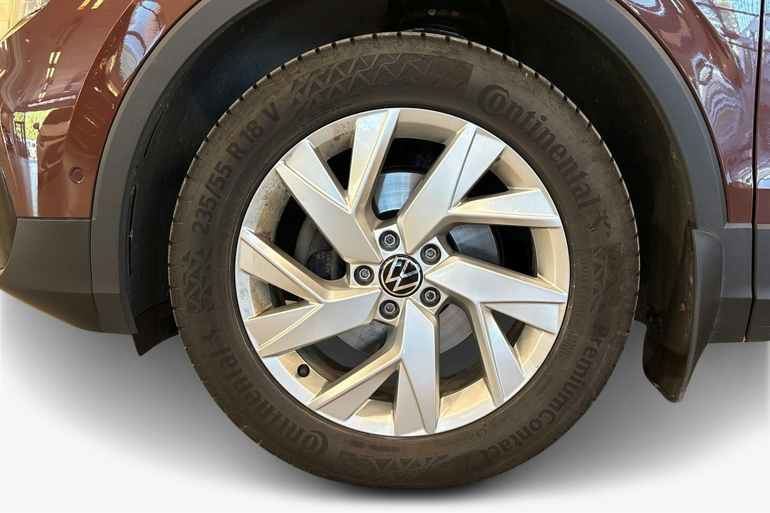 ruskea (beige) Volkswagen Tiguan 2022 kuva 11.
