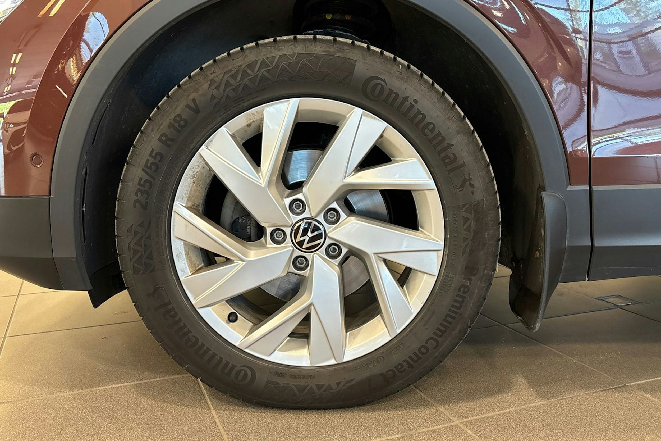 ruskea (beige) Volkswagen Tiguan 2022 kuva 13.