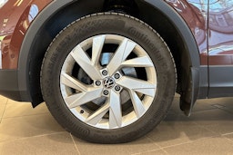 ruskea (beige) Volkswagen Tiguan 2022 kuva 13.