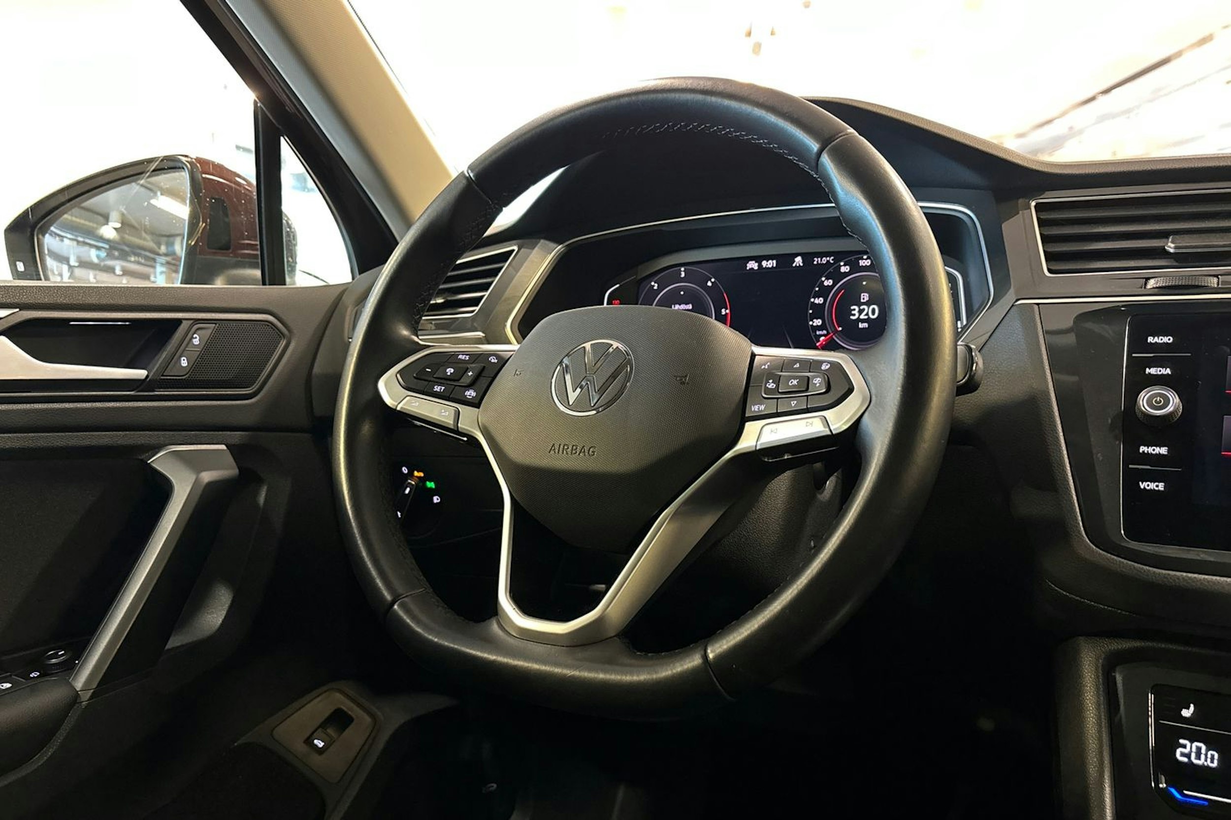 ruskea (beige) Volkswagen Tiguan 2022 kuva 14.