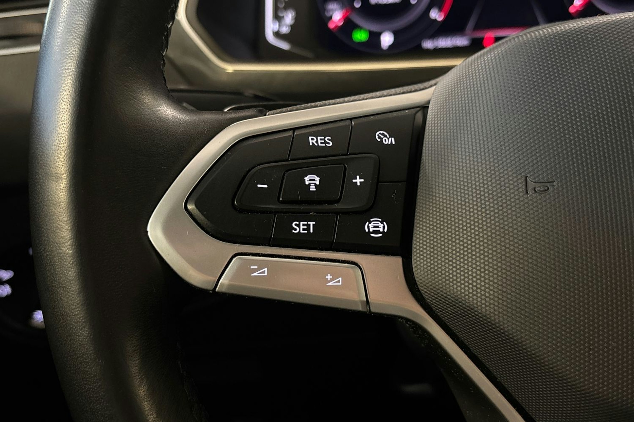 ruskea (beige) Volkswagen Tiguan 2022 kuva 15.