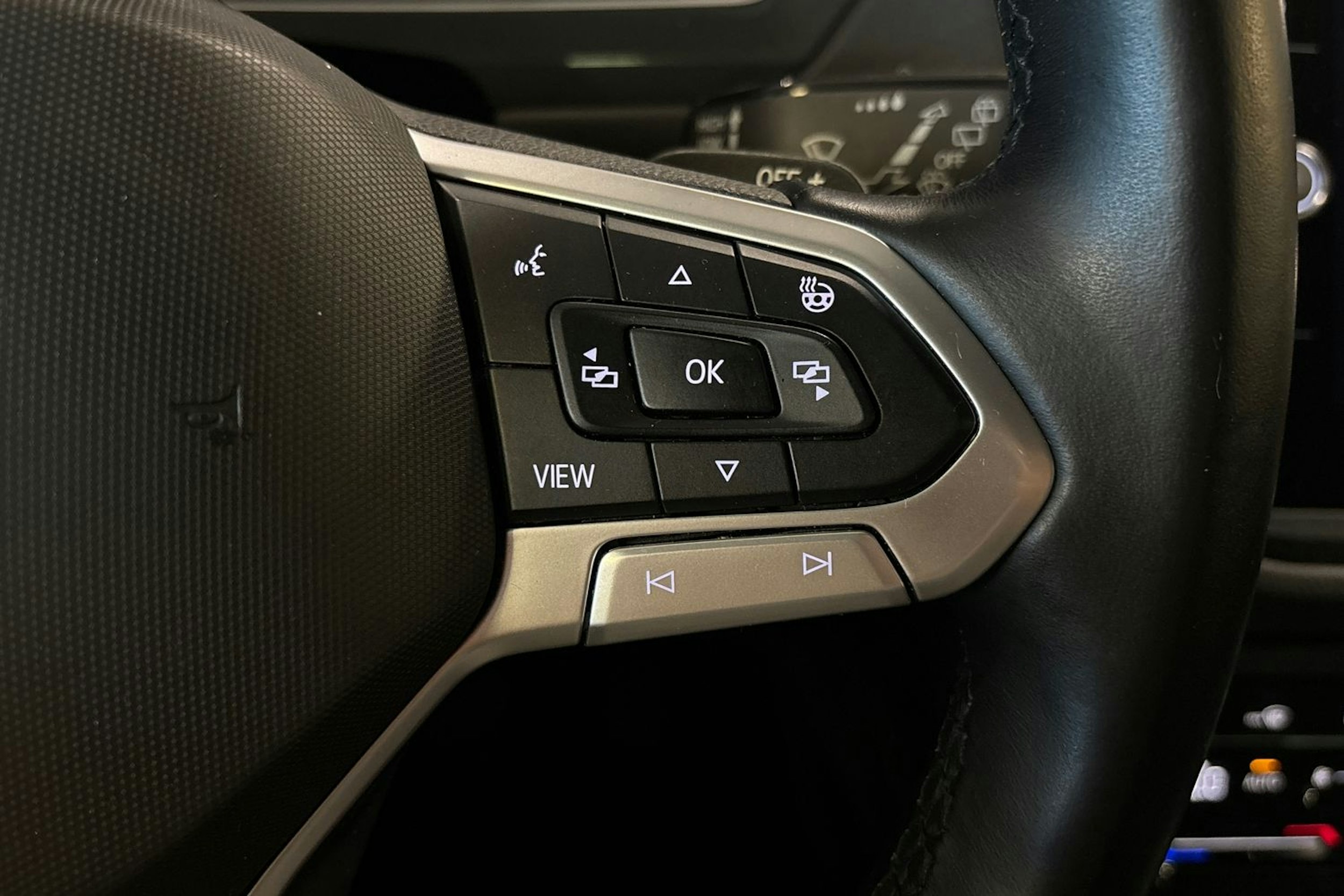 ruskea (beige) Volkswagen Tiguan 2022 kuva 16.