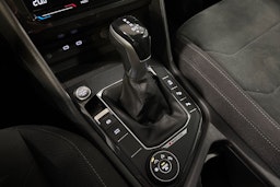 ruskea (beige) Volkswagen Tiguan 2022 kuva 18.