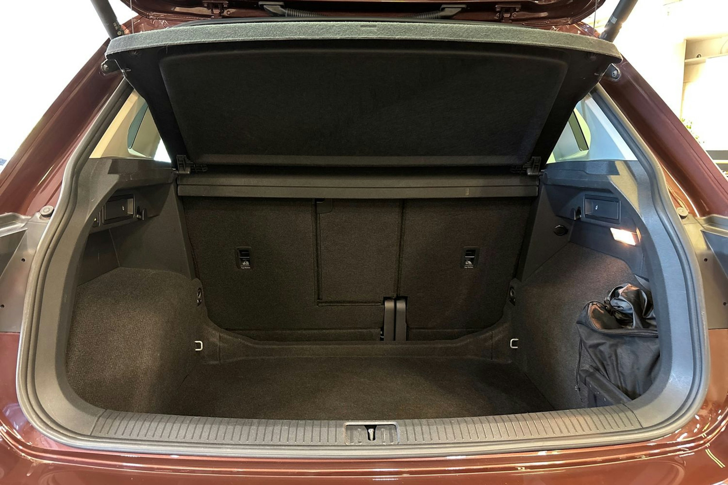 ruskea (beige) Volkswagen Tiguan 2022 kuva 19.