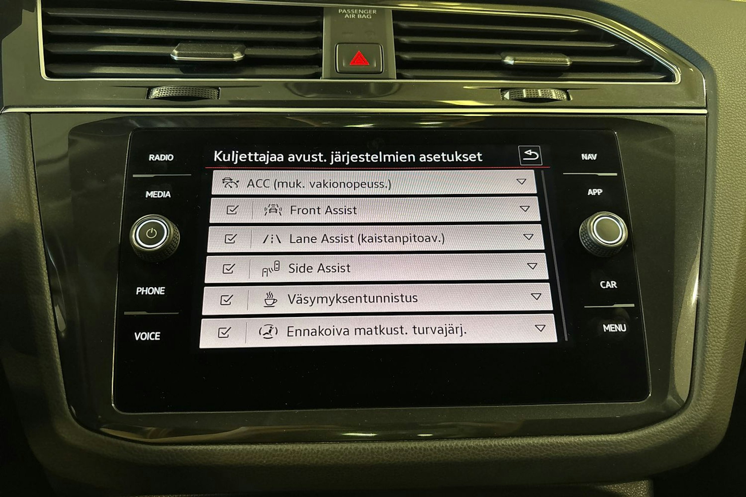 ruskea (beige) Volkswagen Tiguan 2022 kuva 23.