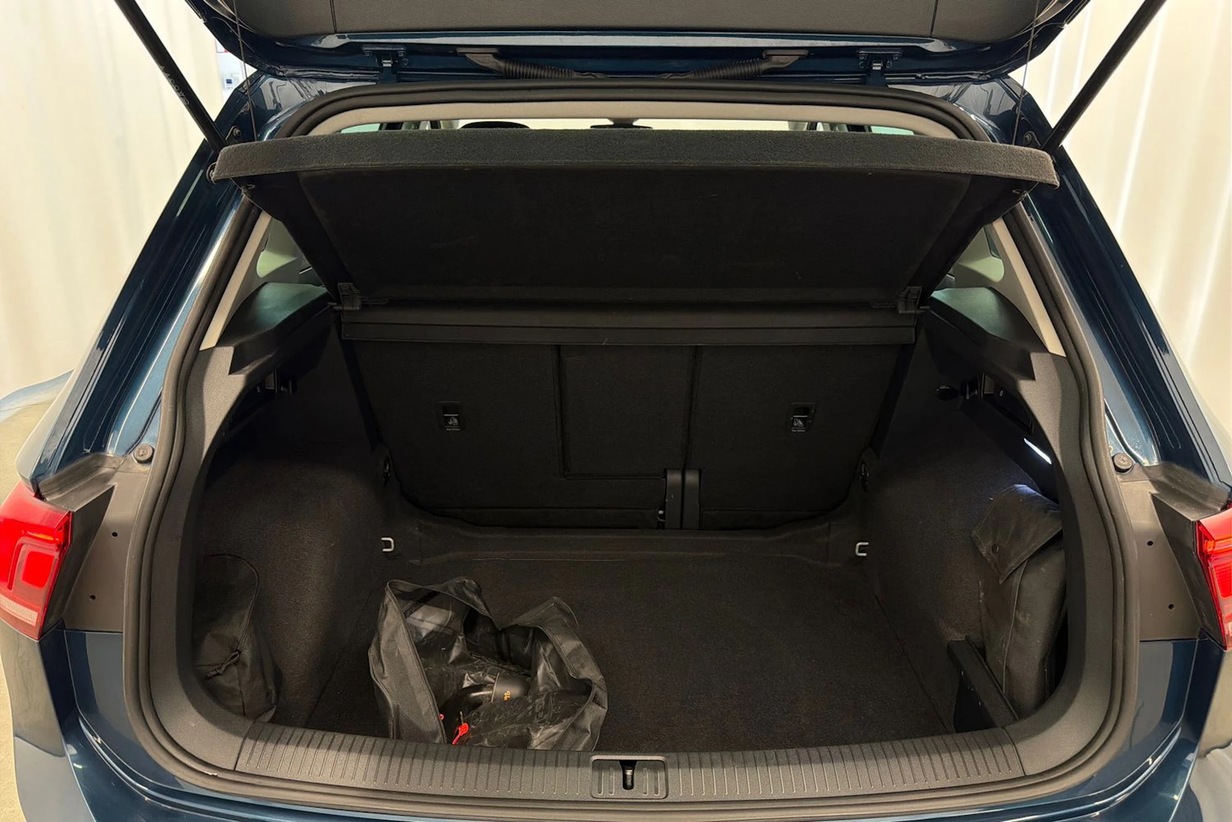sininen Volkswagen Tiguan 2022 kuva 13.