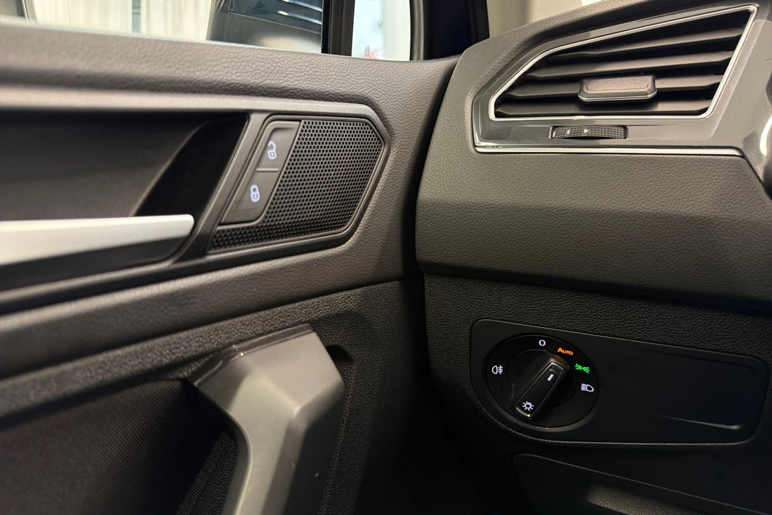 sininen Volkswagen Tiguan 2022 kuva 18.