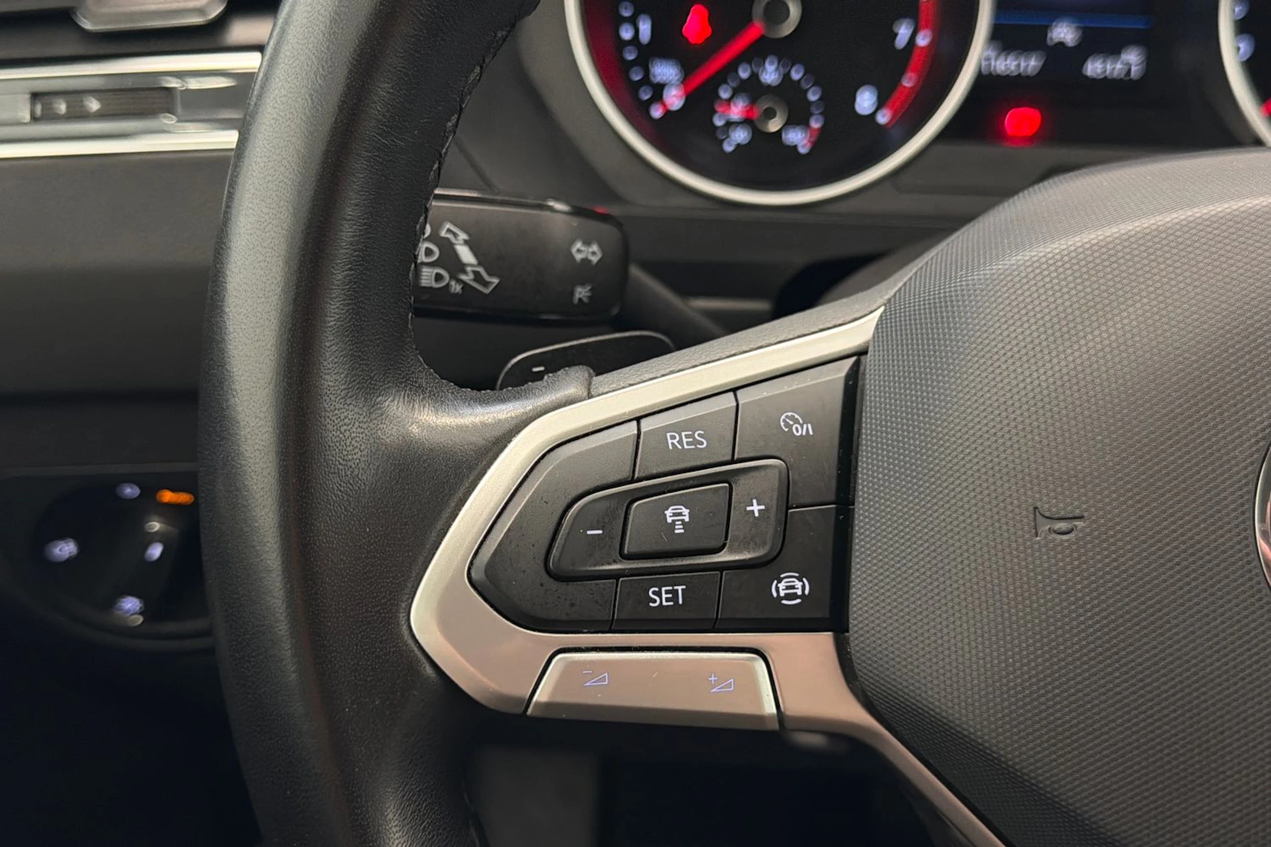 sininen Volkswagen Tiguan 2022 kuva 19.