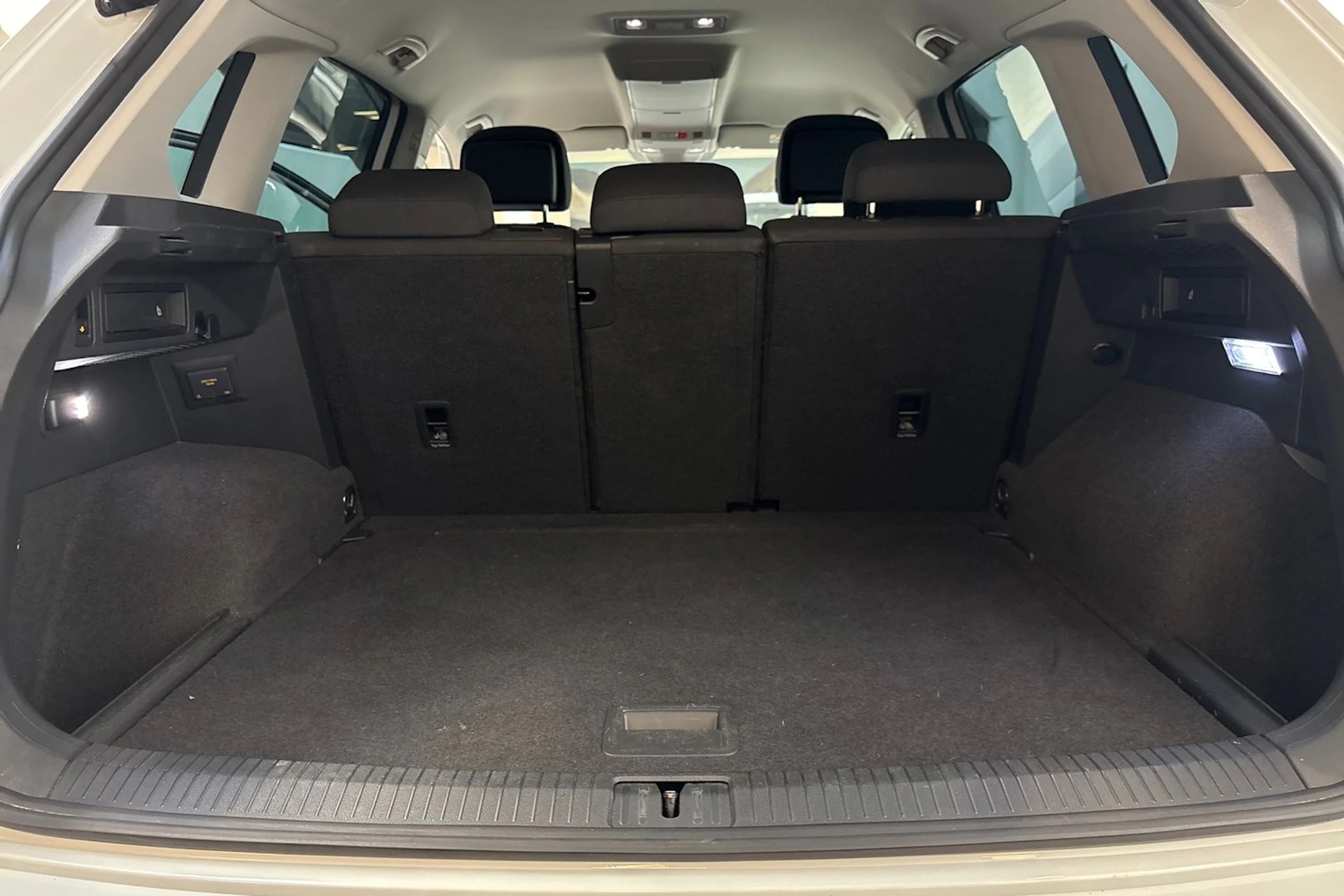 valkoinen Volkswagen Tiguan 2022 kuva 19.