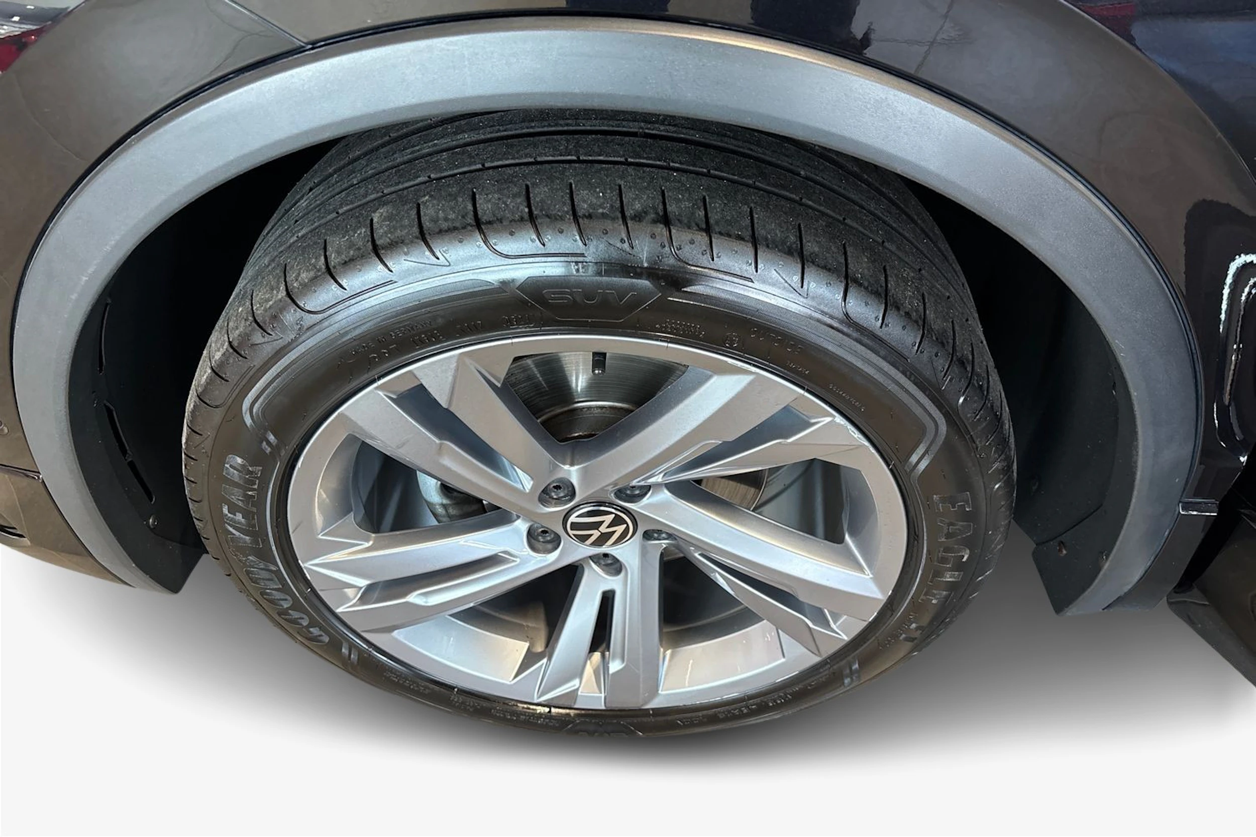 Musta Volkswagen Tiguan 2022 kuva 9.