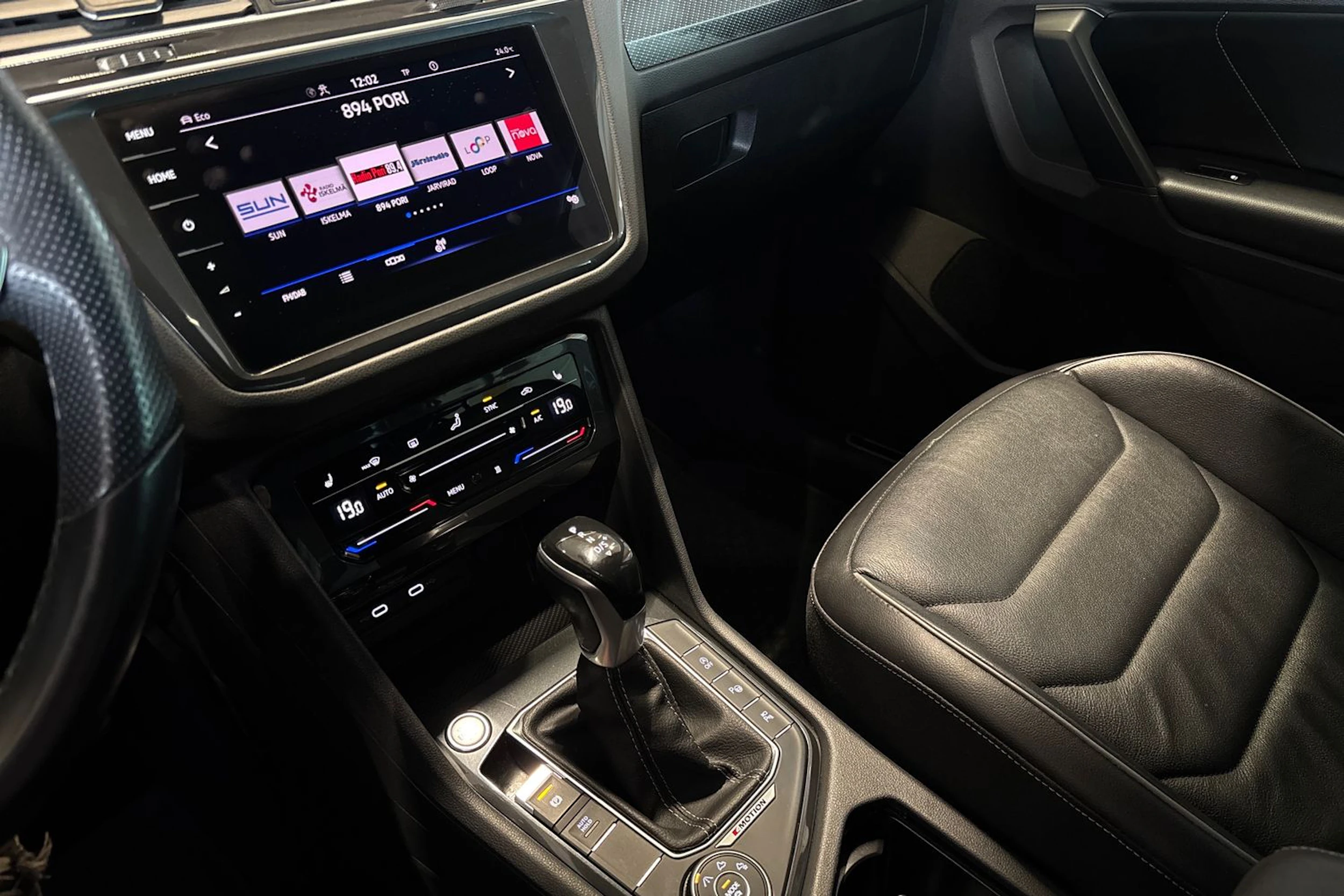 Musta Volkswagen Tiguan 2022 kuva 17.