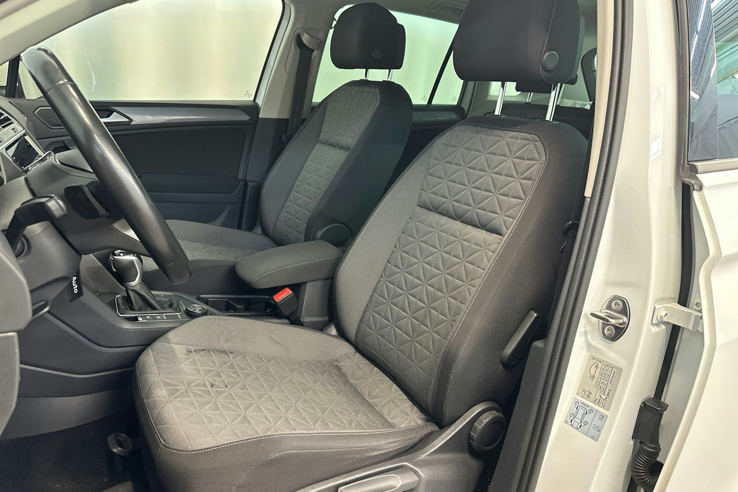 valkoinen Volkswagen Tiguan 2022 kuva 13.