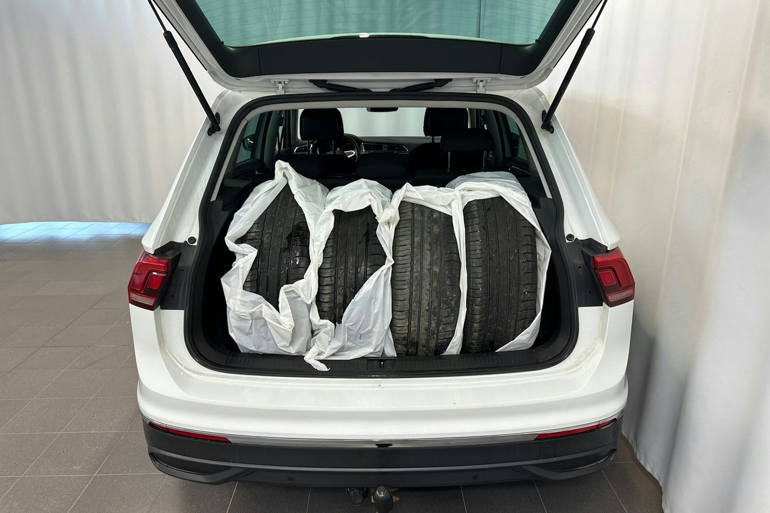 valkoinen Volkswagen Tiguan 2022 kuva 14.