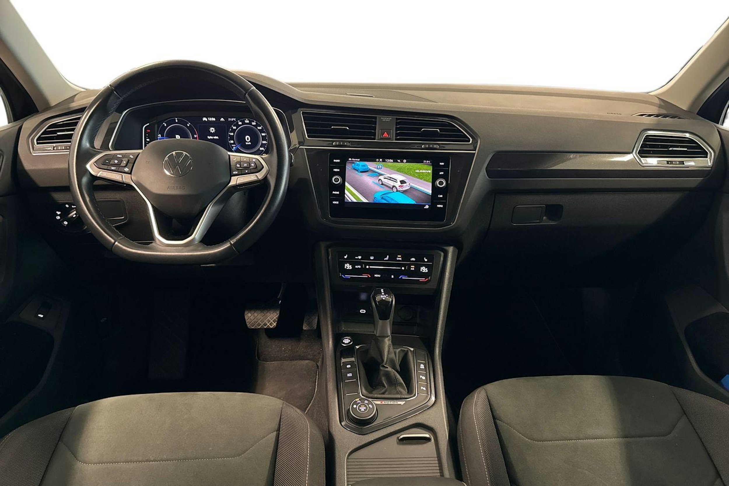 harmaa Volkswagen Tiguan 2022 kuva 9.