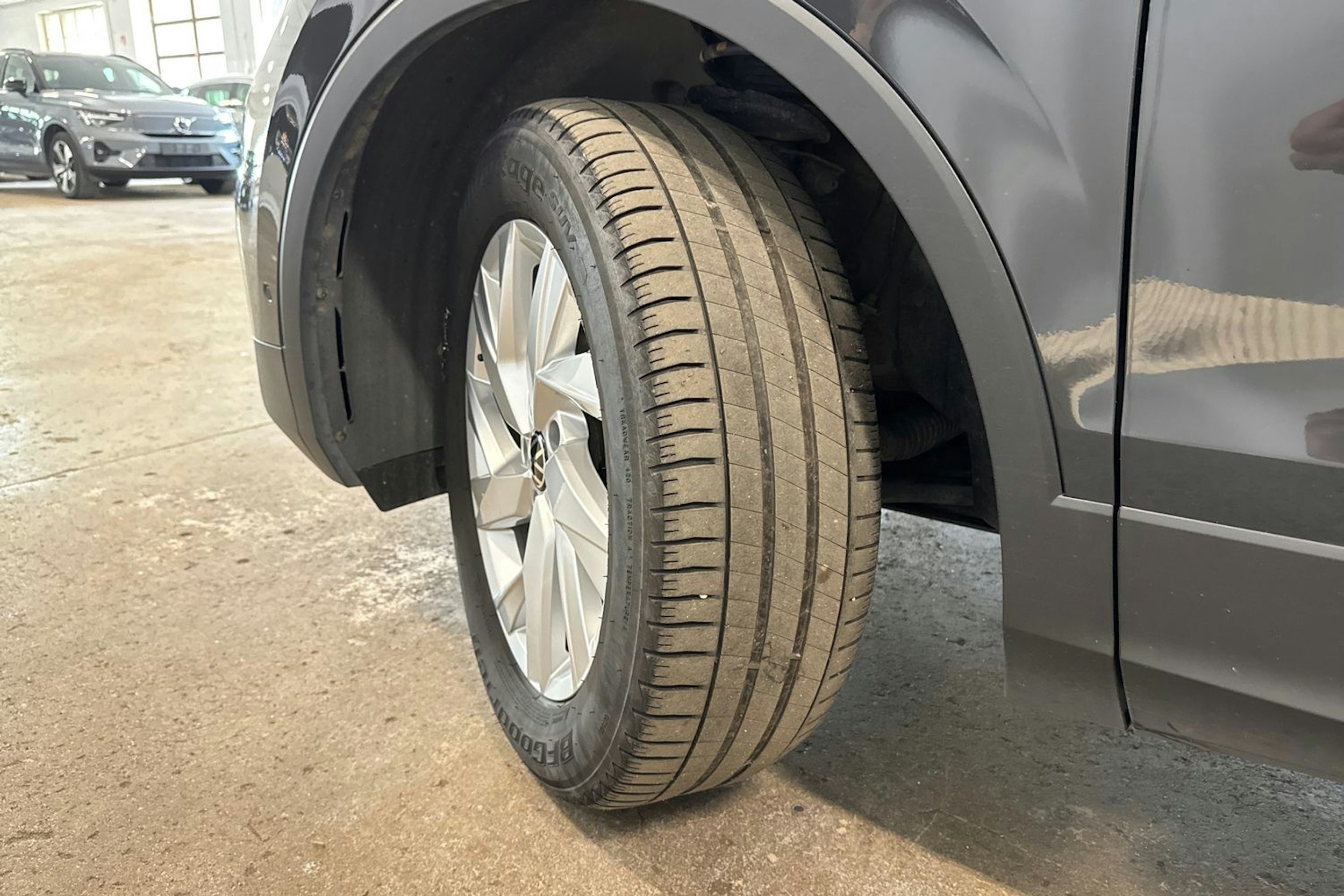 harmaa Volkswagen Tiguan 2022 kuva 13.
