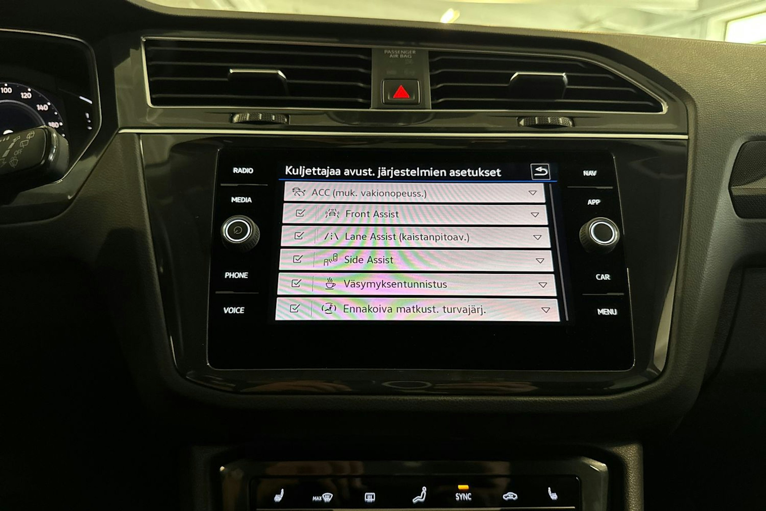harmaa Volkswagen Tiguan 2022 kuva 27.