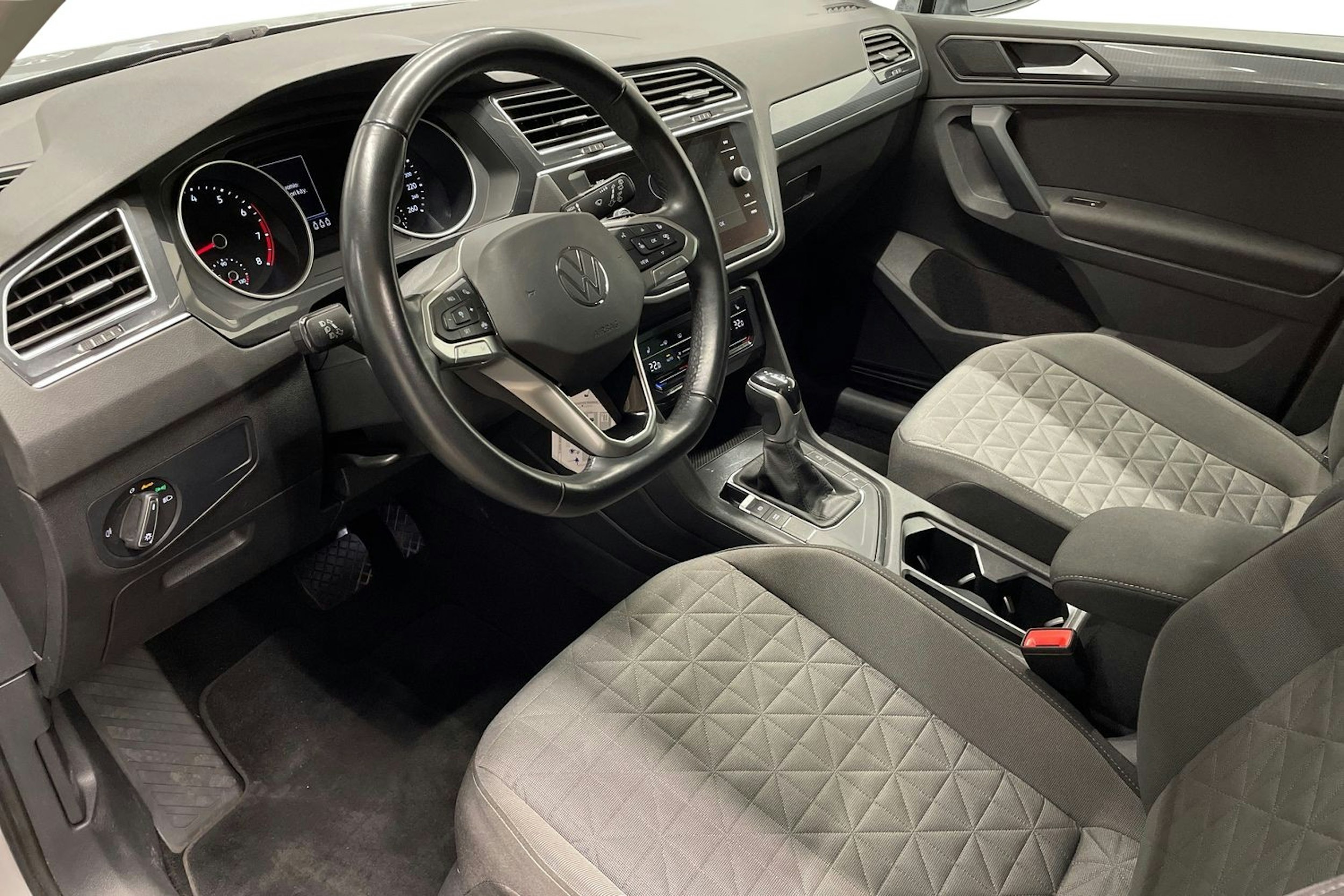 harmaa Volkswagen Tiguan 2022 kuva 7.