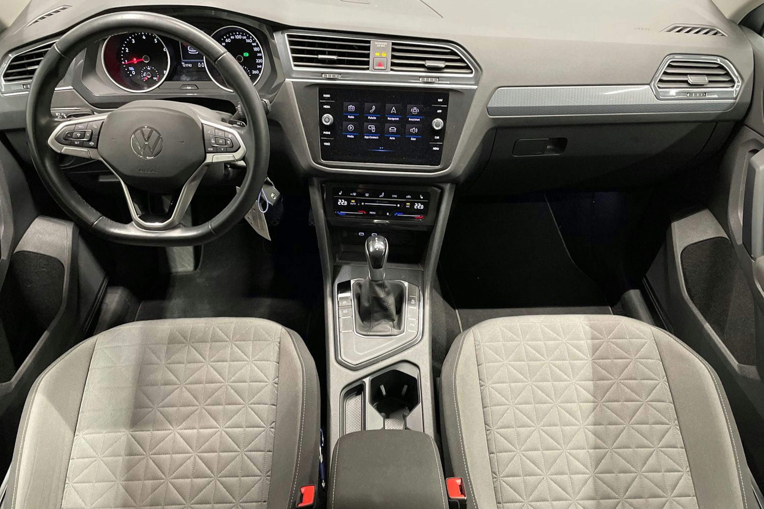 harmaa Volkswagen Tiguan 2022 kuva 9.