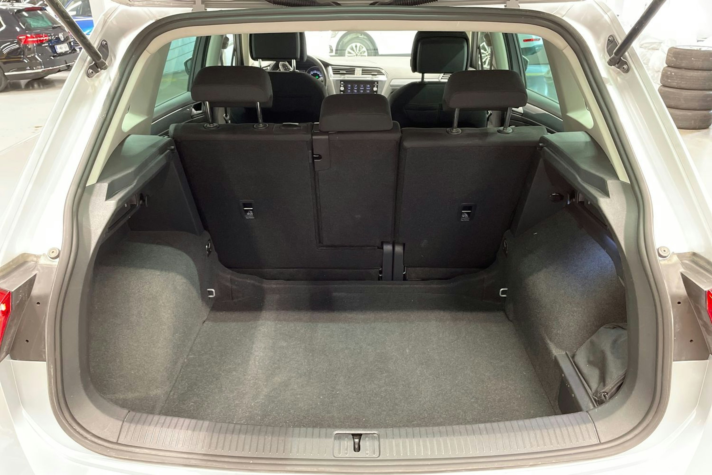 harmaa Volkswagen Tiguan 2022 kuva 14.