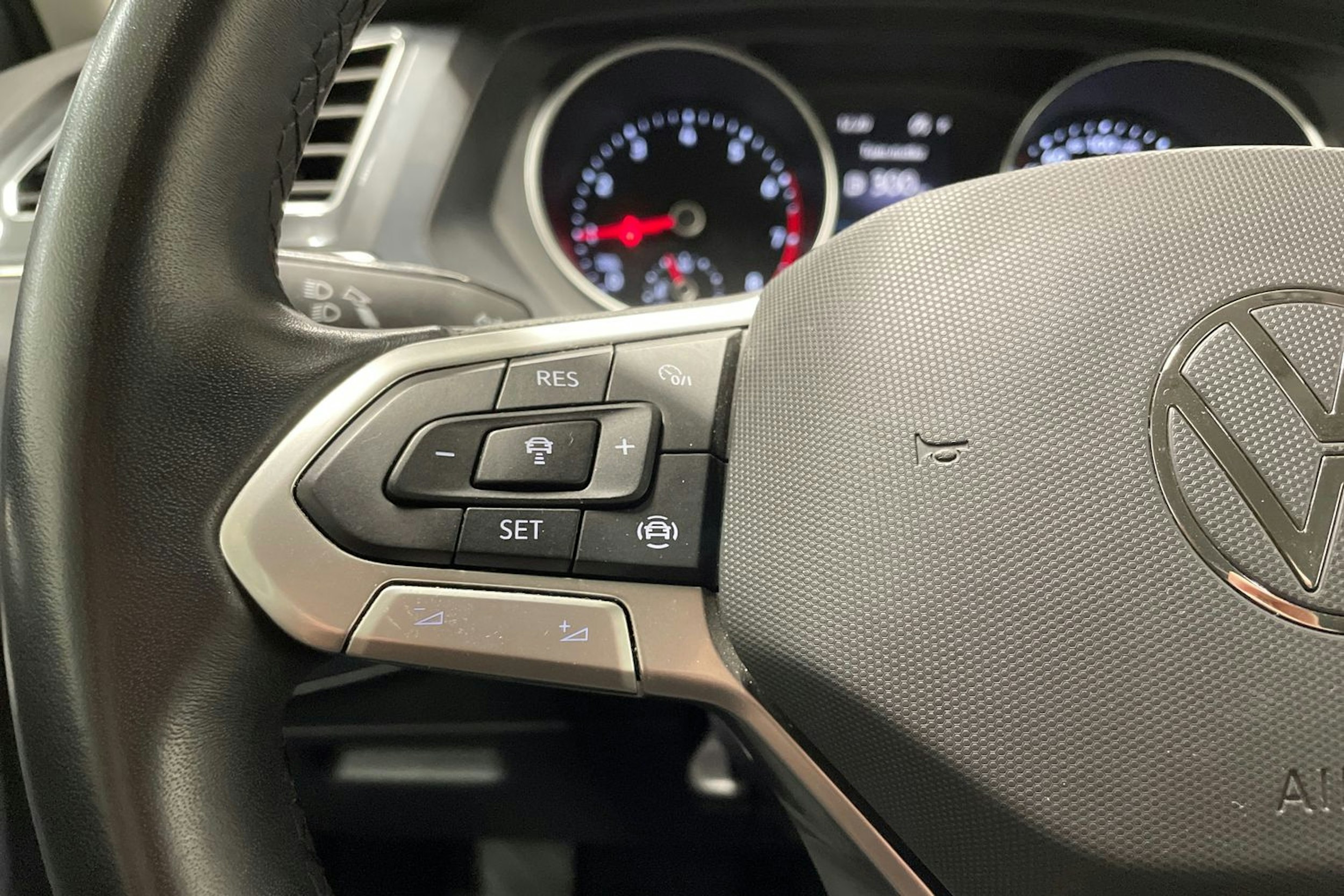 harmaa Volkswagen Tiguan 2022 kuva 25.
