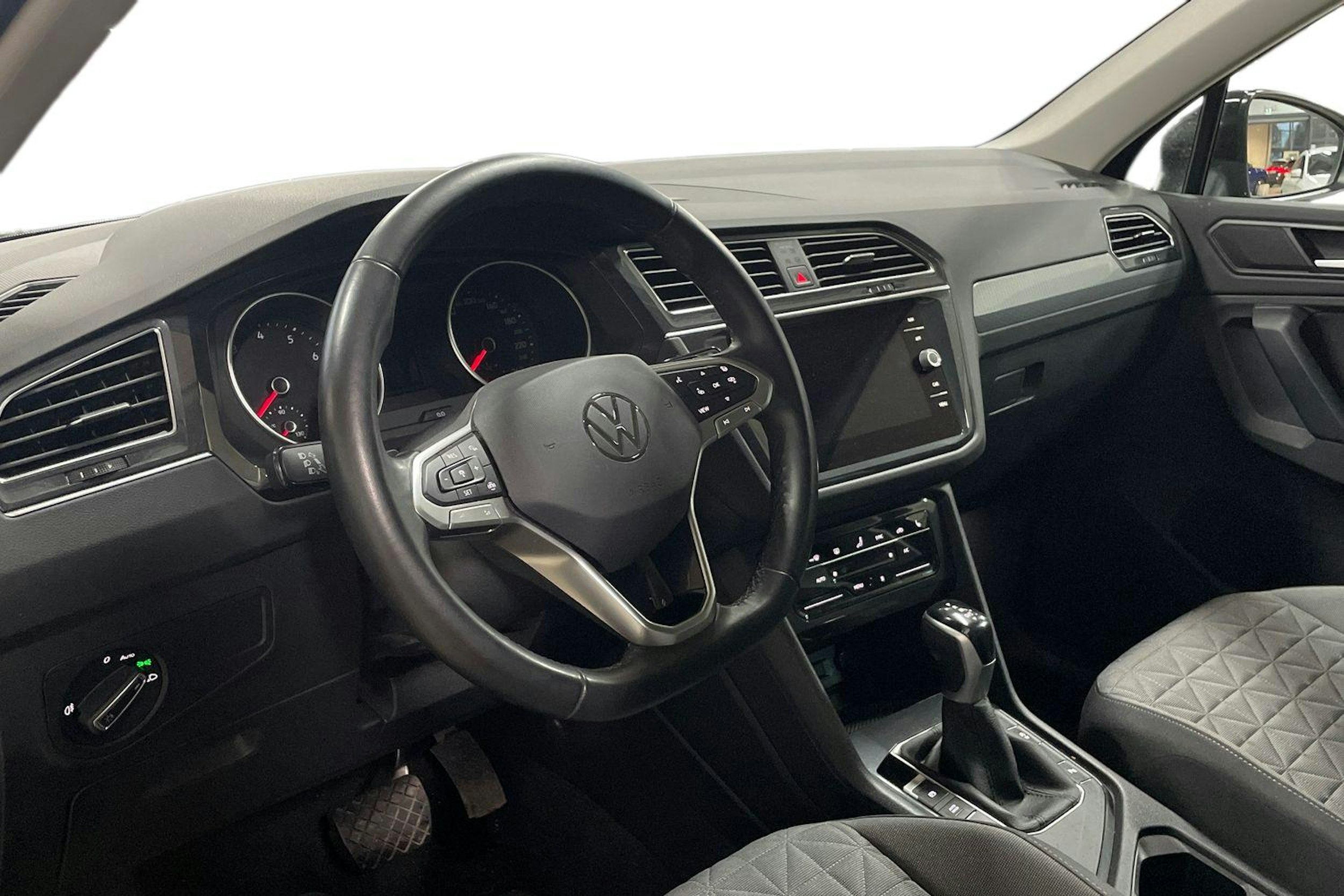 musta Volkswagen Tiguan 2022 kuva 7.