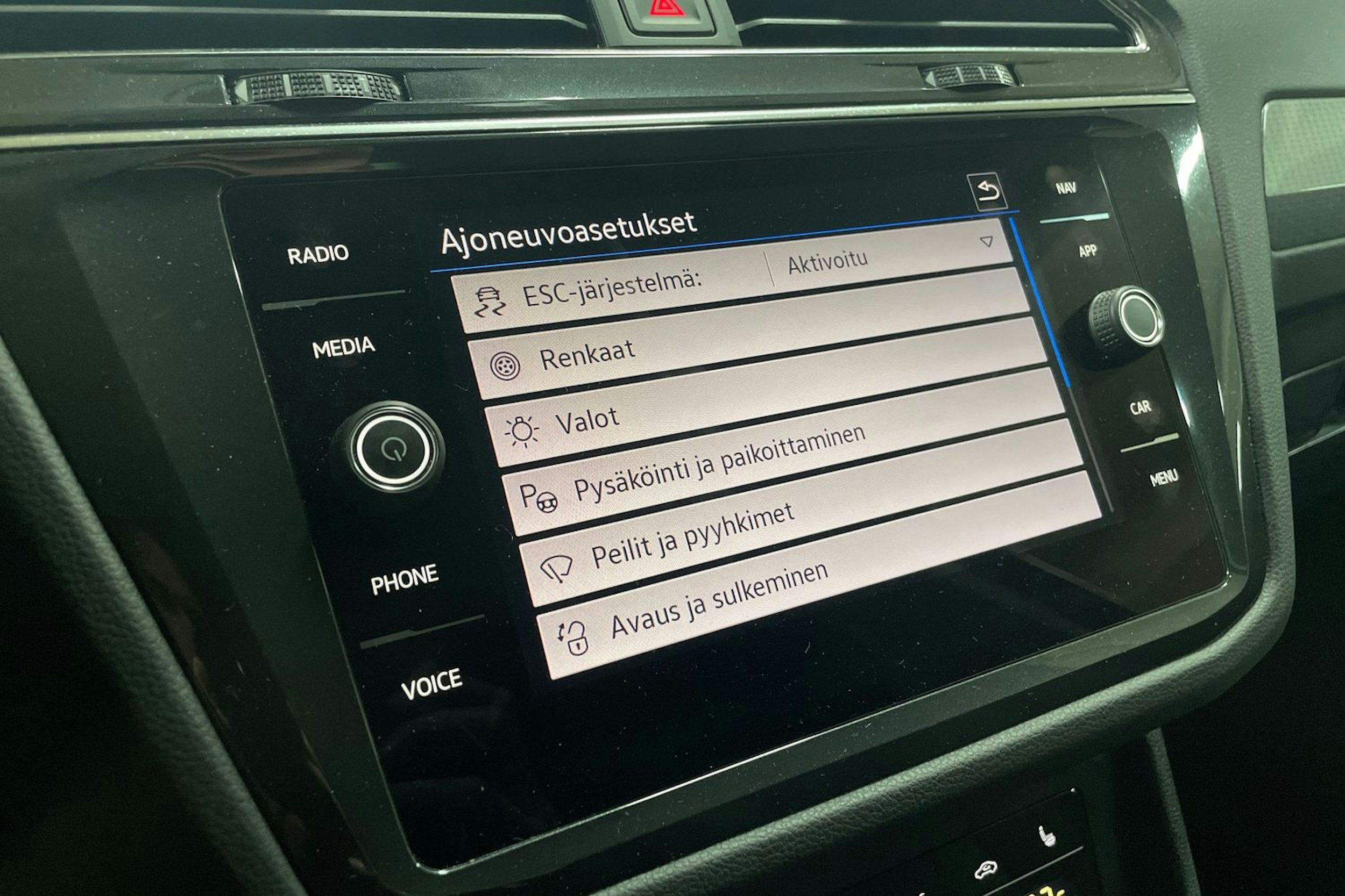 musta Volkswagen Tiguan 2022 kuva 19.