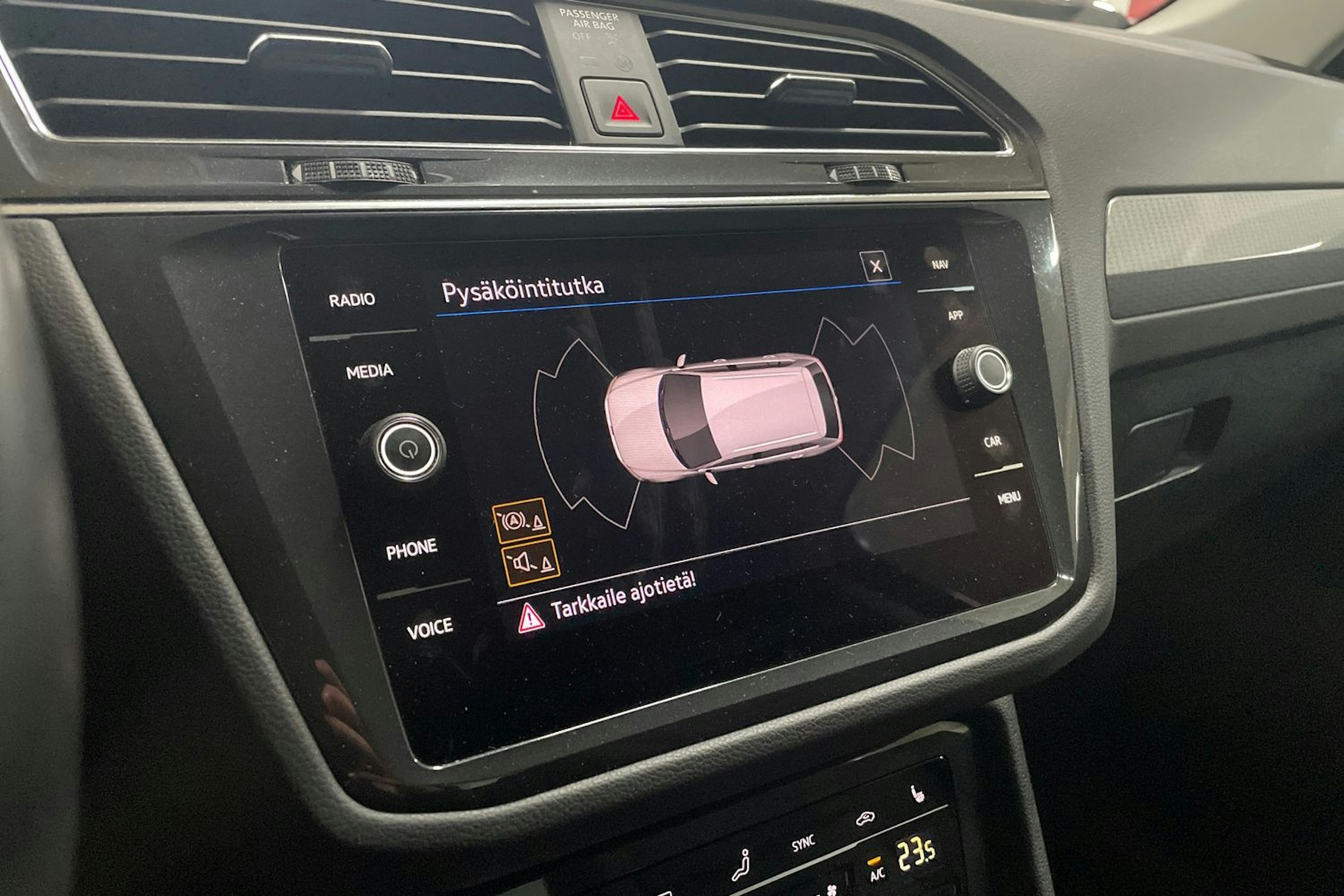 musta Volkswagen Tiguan 2022 kuva 20.