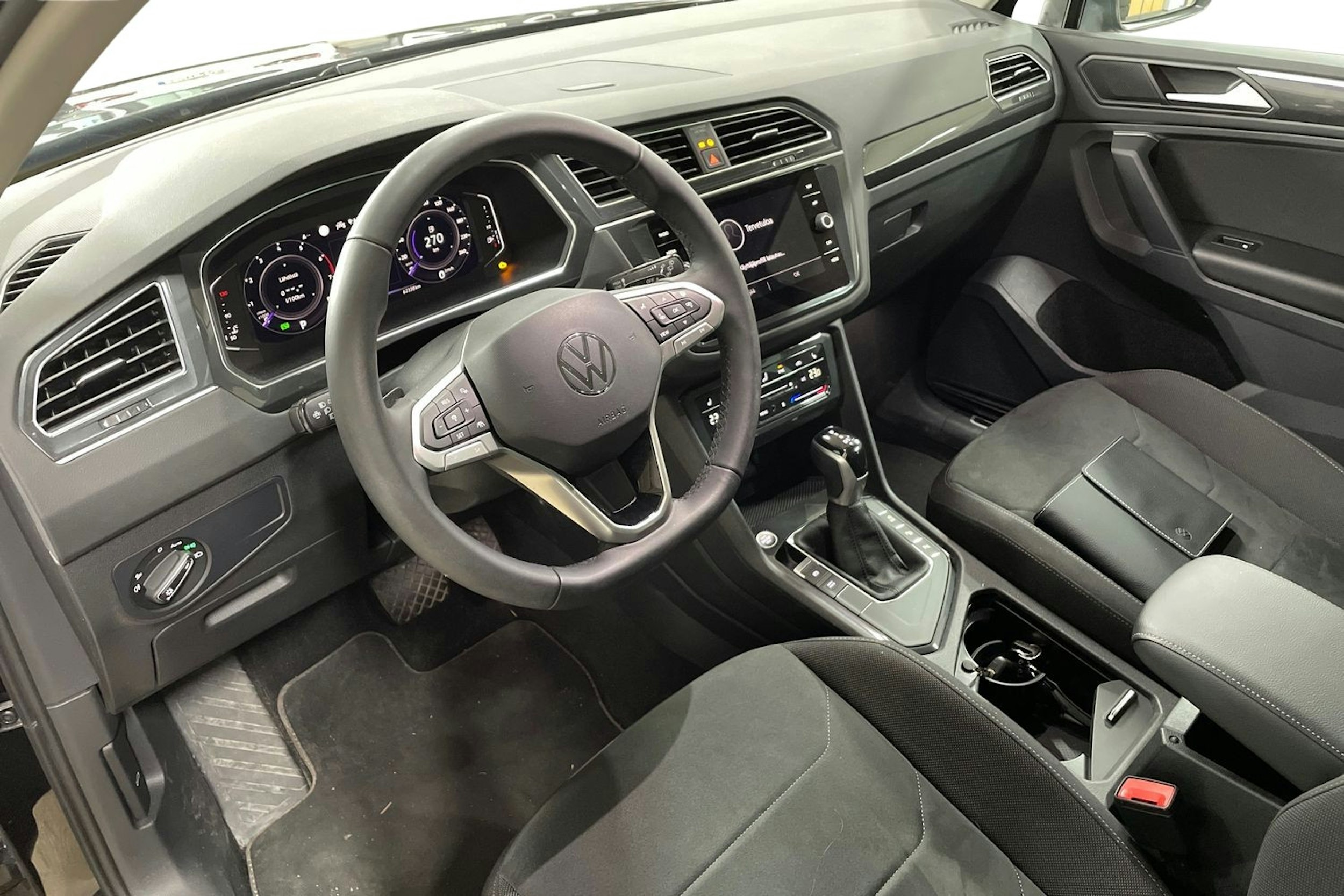 Musta Volkswagen Tiguan 2022 kuva 7.
