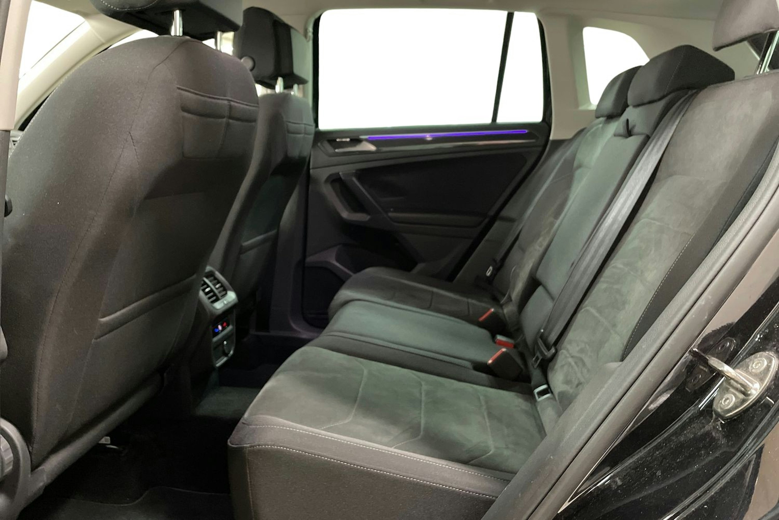 Musta Volkswagen Tiguan 2022 kuva 10.