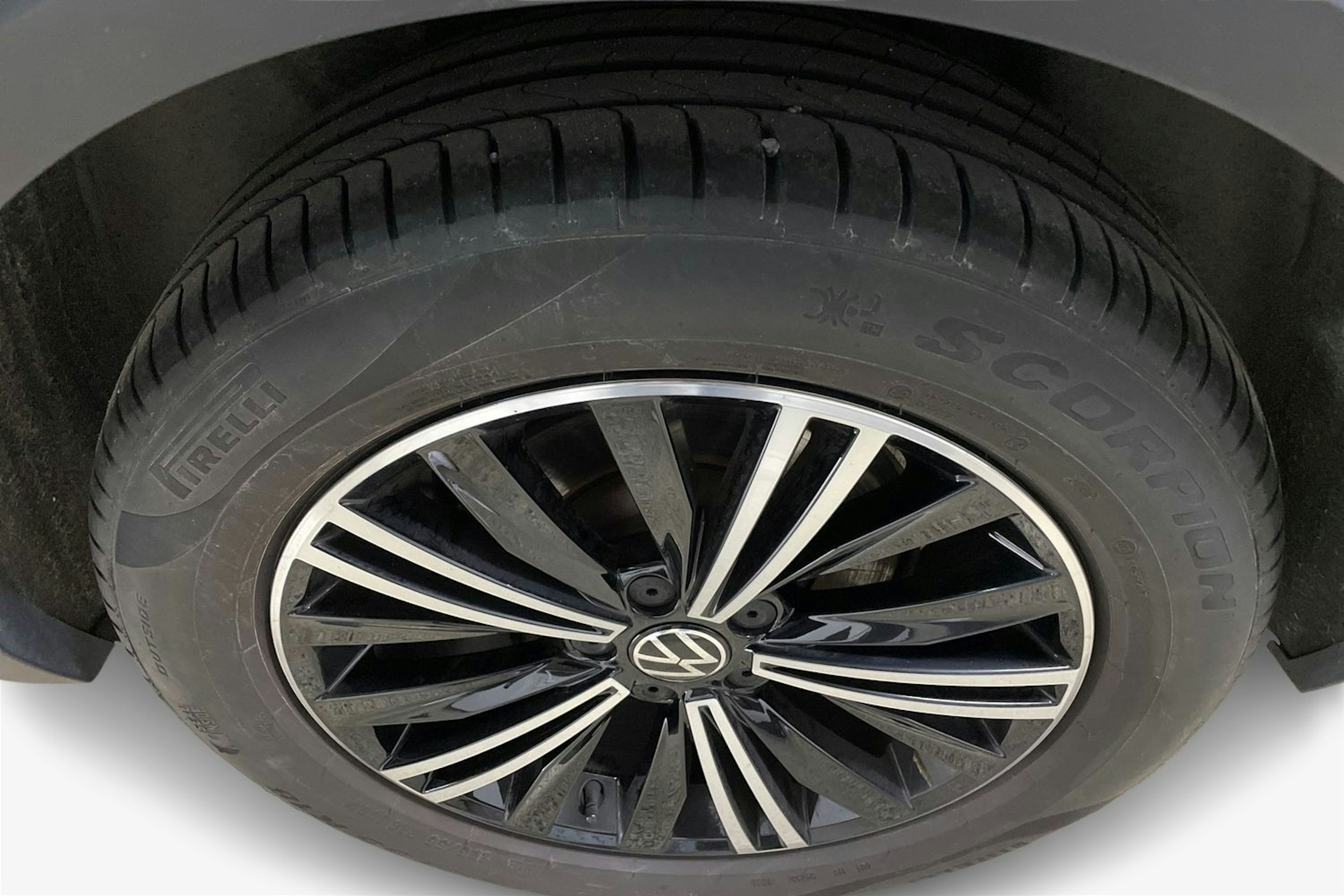 Musta Volkswagen Tiguan 2022 kuva 11.