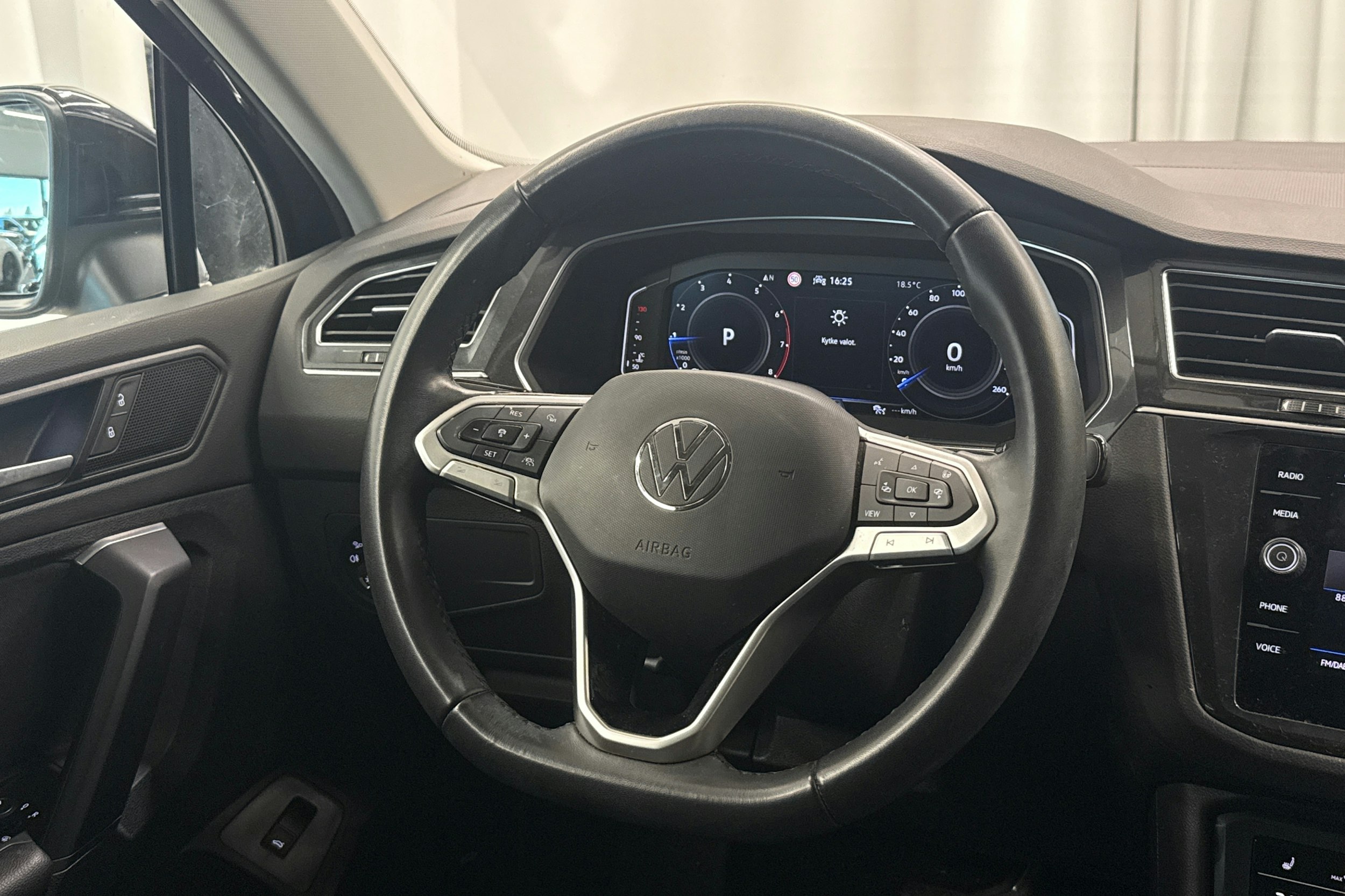 musta Volkswagen Tiguan 2022 kuva 14.