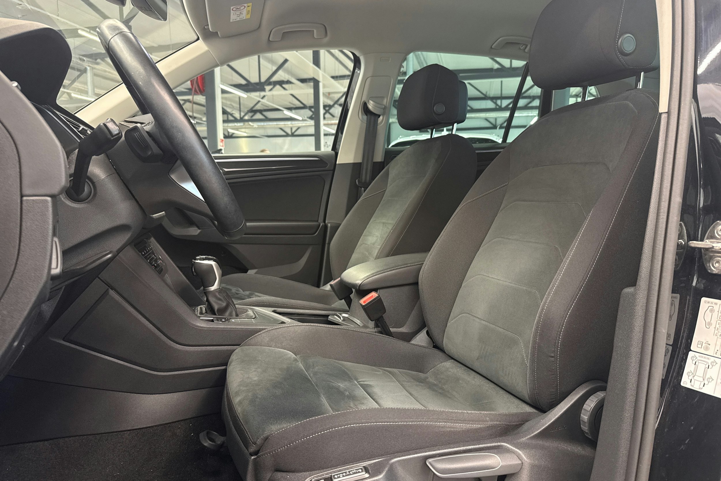 musta Volkswagen Tiguan 2022 kuva 24.