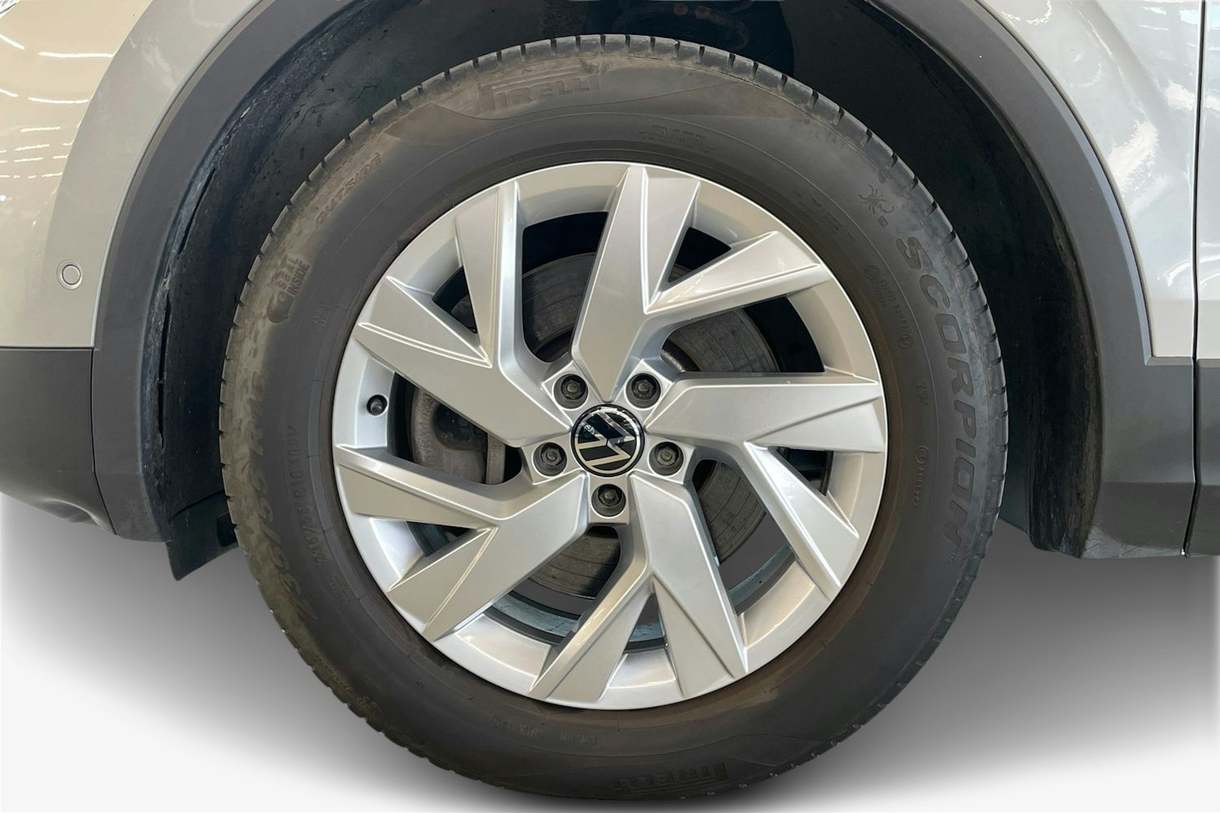 Harmaa Volkswagen Tiguan 2022 kuva 11.
