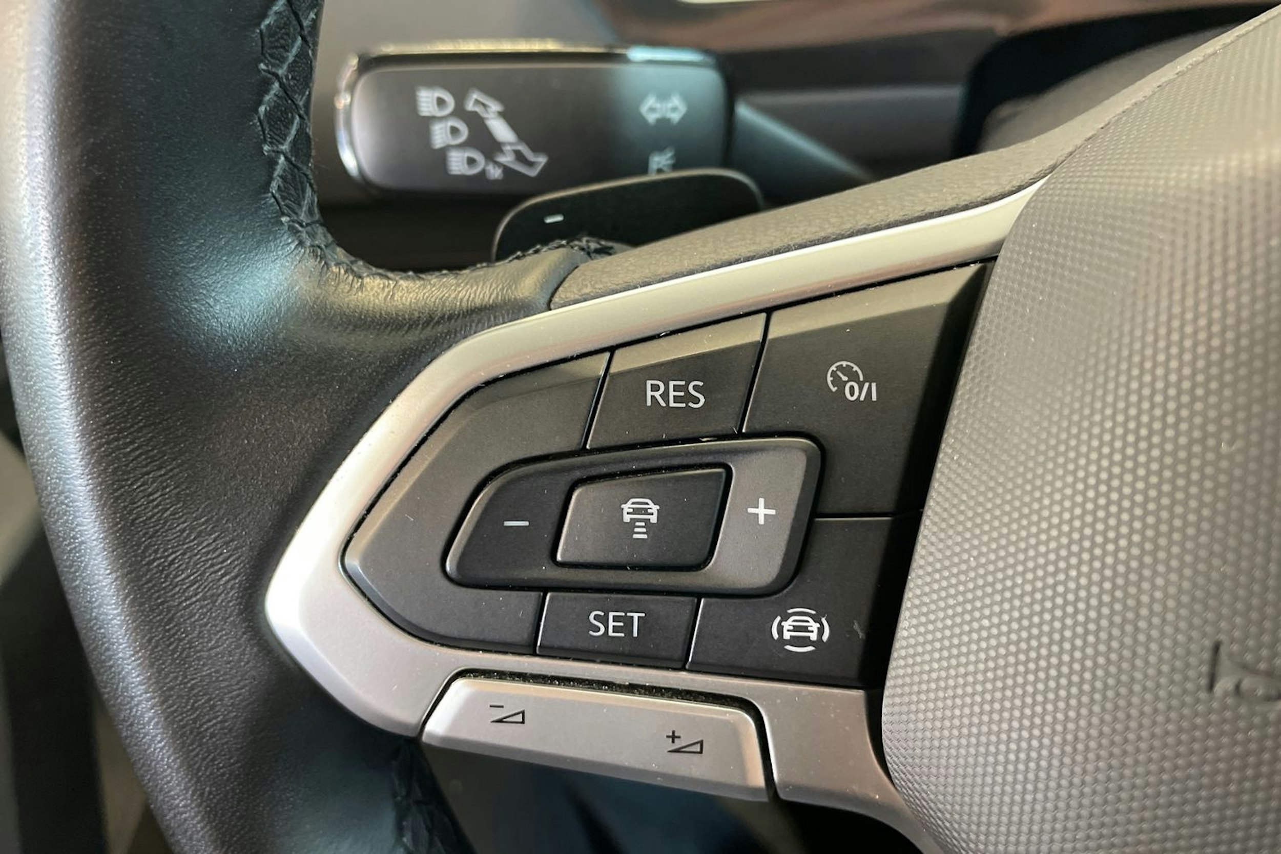 Harmaa Volkswagen Tiguan 2022 kuva 17.