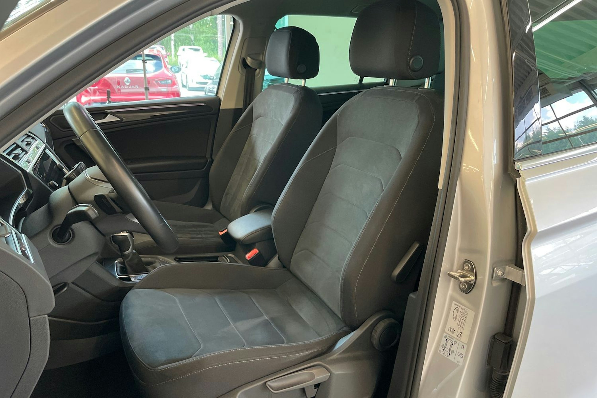 Harmaa Volkswagen Tiguan 2022 kuva 27.
