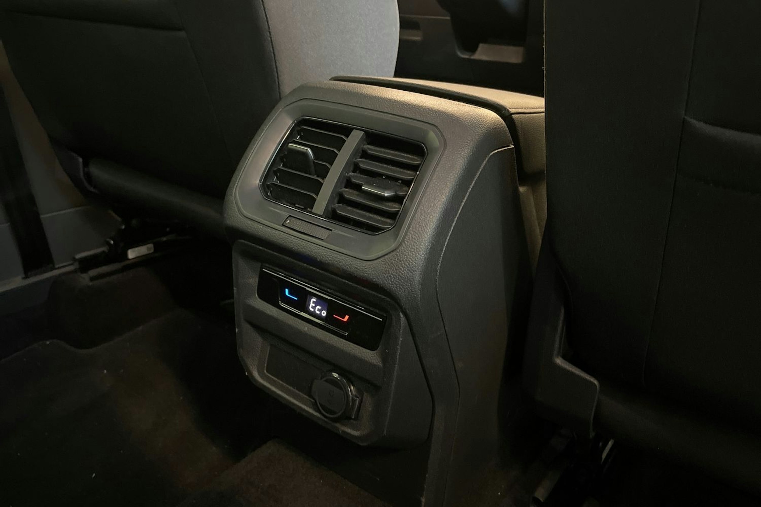 Harmaa Volkswagen Tiguan 2022 kuva 28.