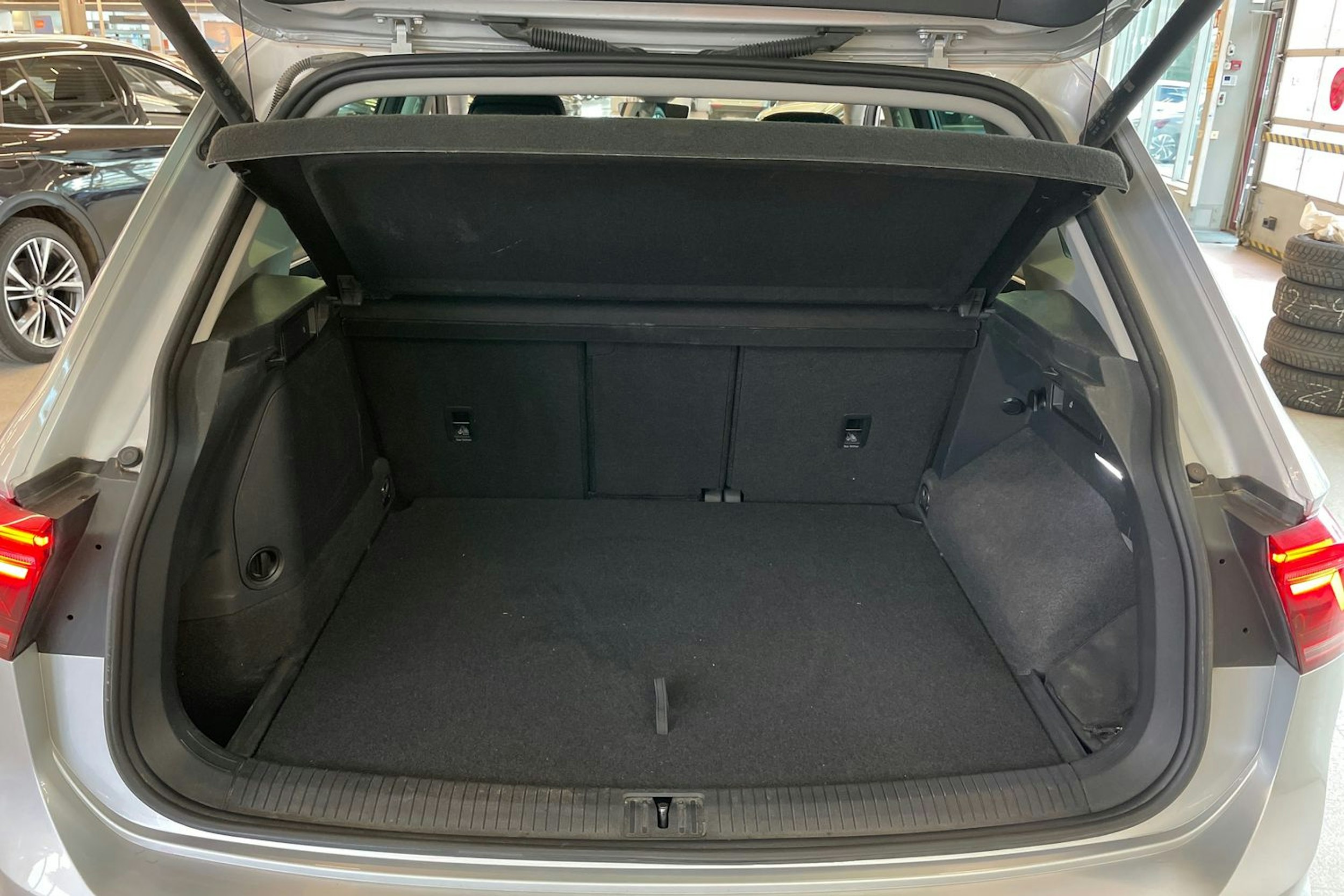 Harmaa Volkswagen Tiguan 2022 kuva 29.