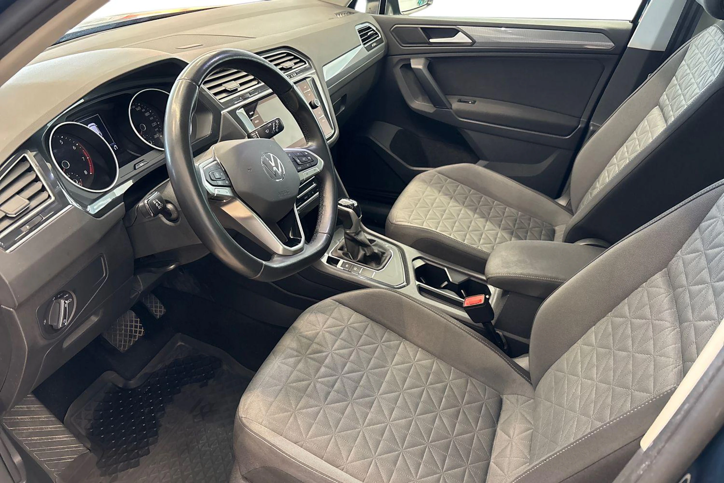 Sininen Volkswagen Tiguan 2022 kuva 8.