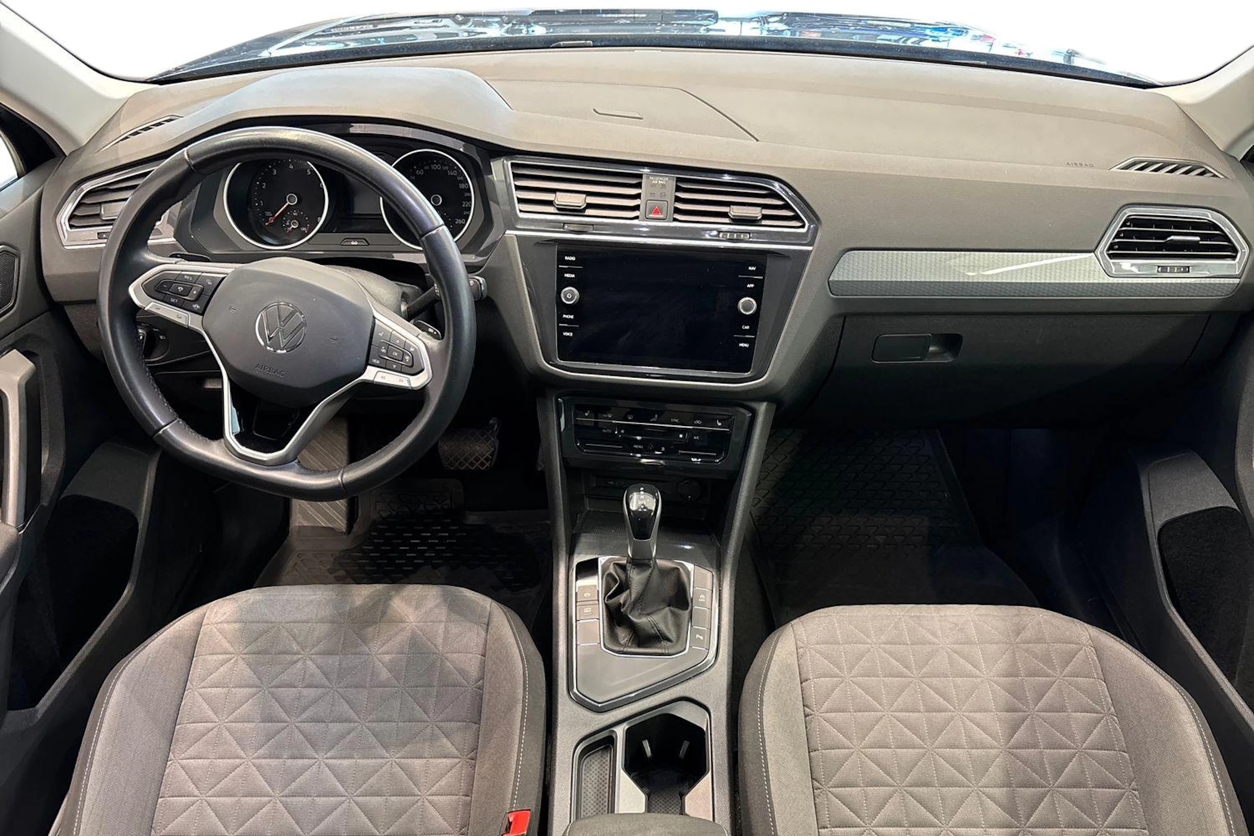 Sininen Volkswagen Tiguan 2022 kuva 9.